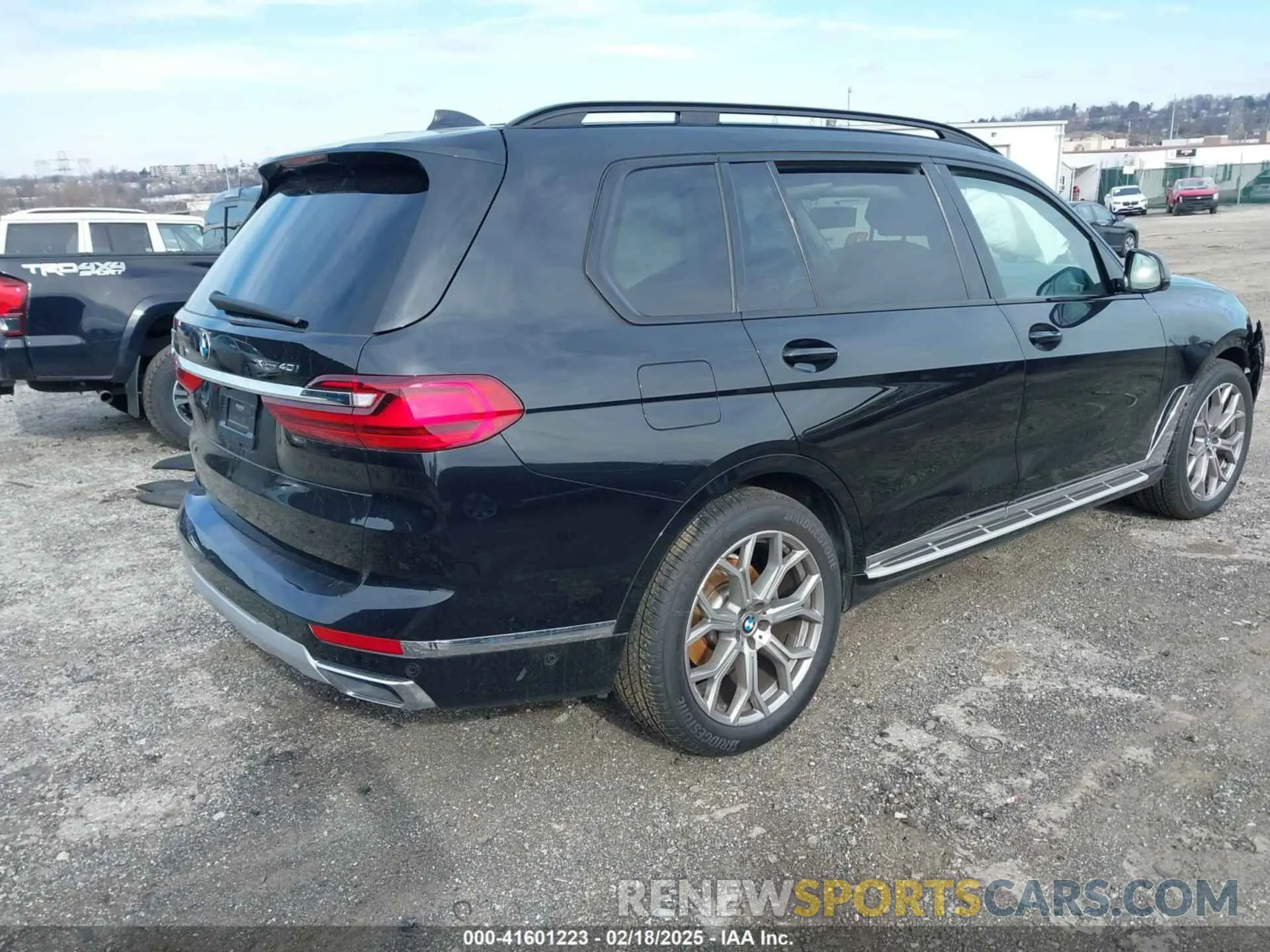 4 Photograph of a damaged car 5UXCW2C08M9E57046 BMW X7 2021