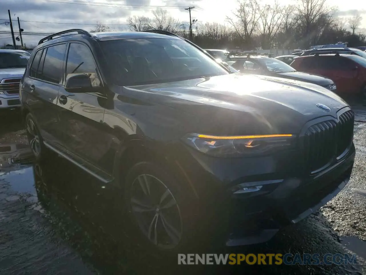 4 Photograph of a damaged car 5UXCW2C08M9E94453 BMW X7 2021