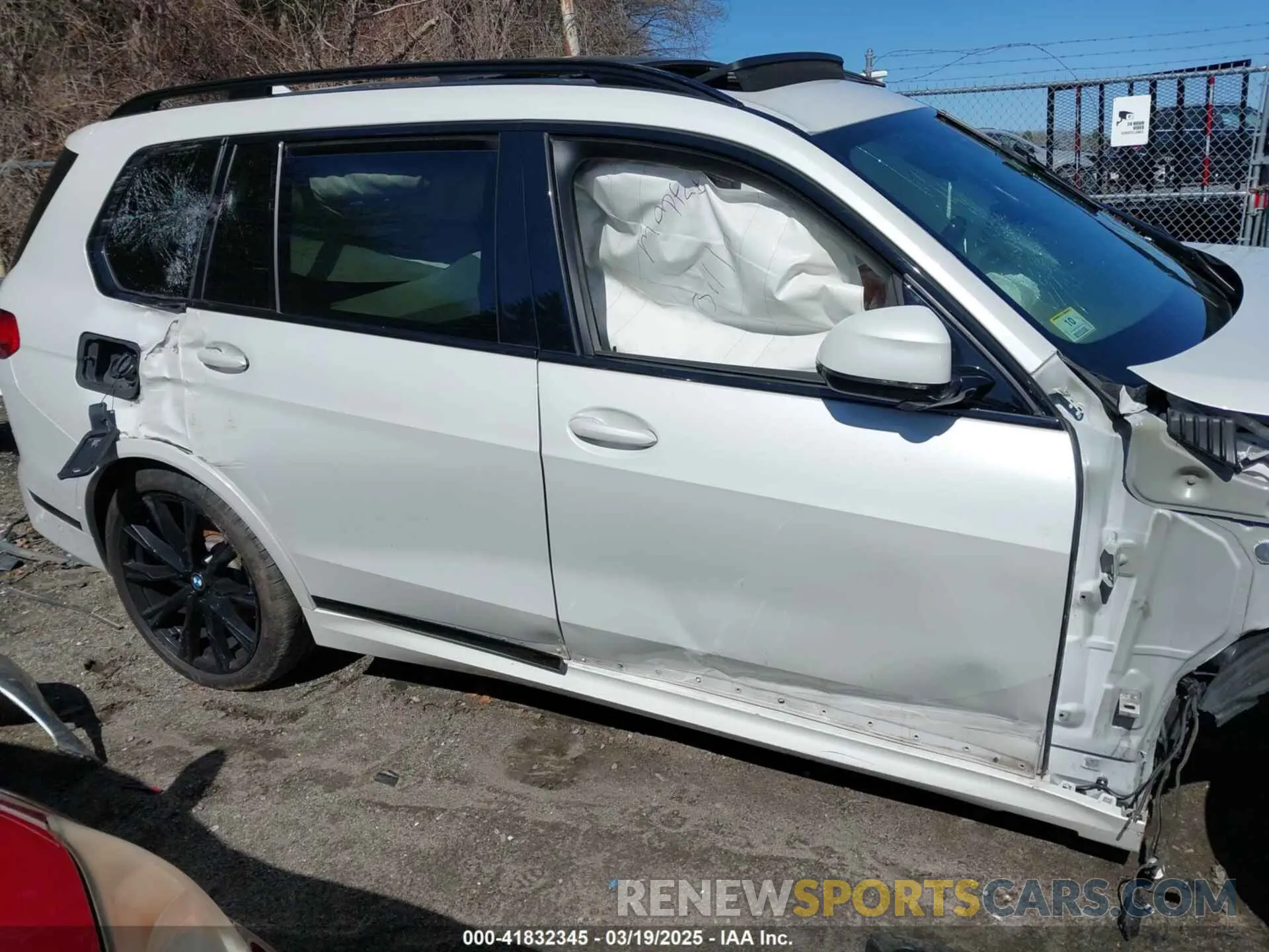 14 Photograph of a damaged car 5UXCW2C09M9E24556 BMW X7 2021