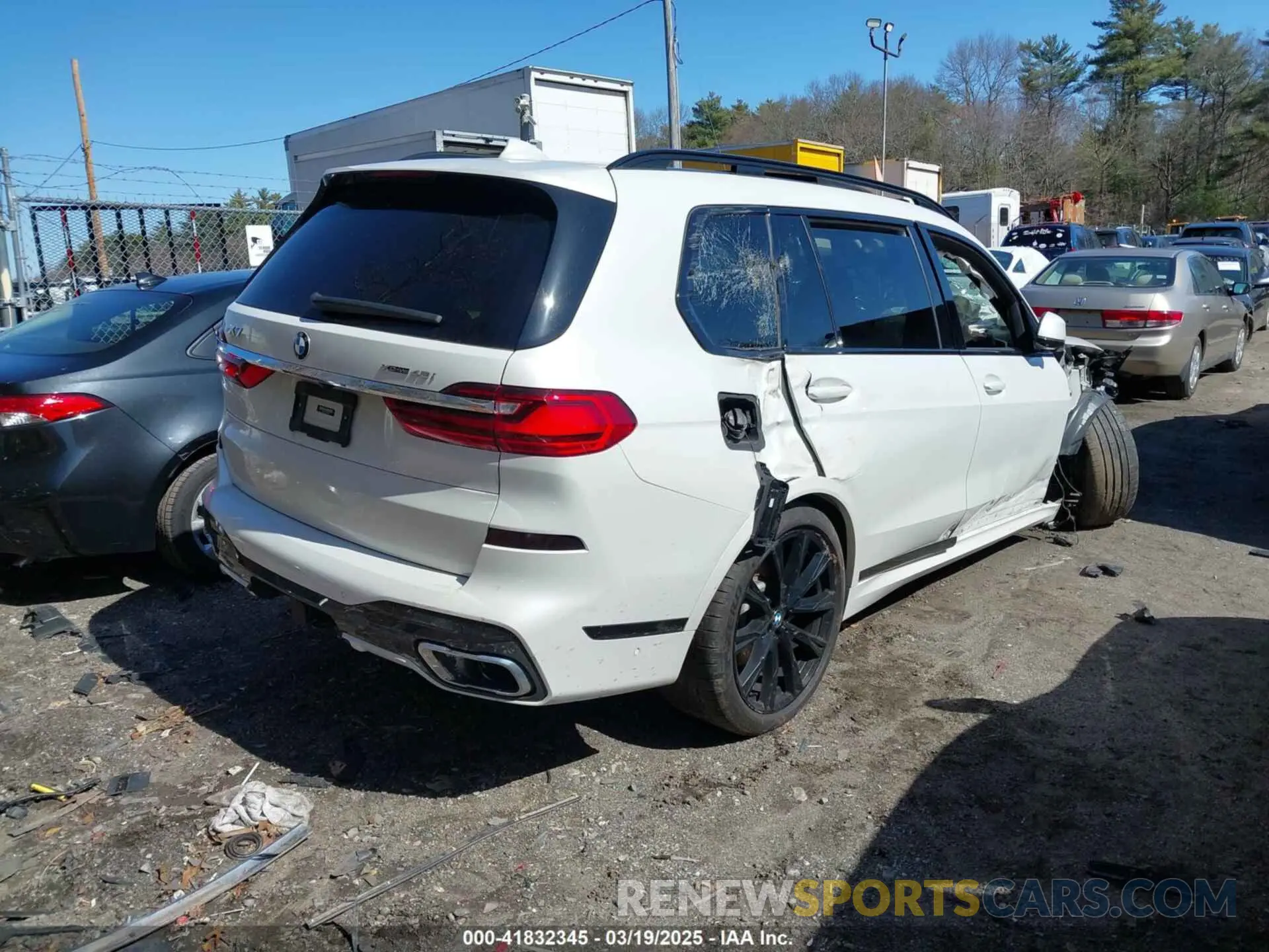 4 Photograph of a damaged car 5UXCW2C09M9E24556 BMW X7 2021