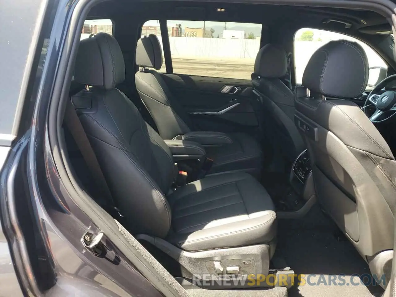 11 Photograph of a damaged car 5UXCW2C09M9E66659 BMW X7 2021