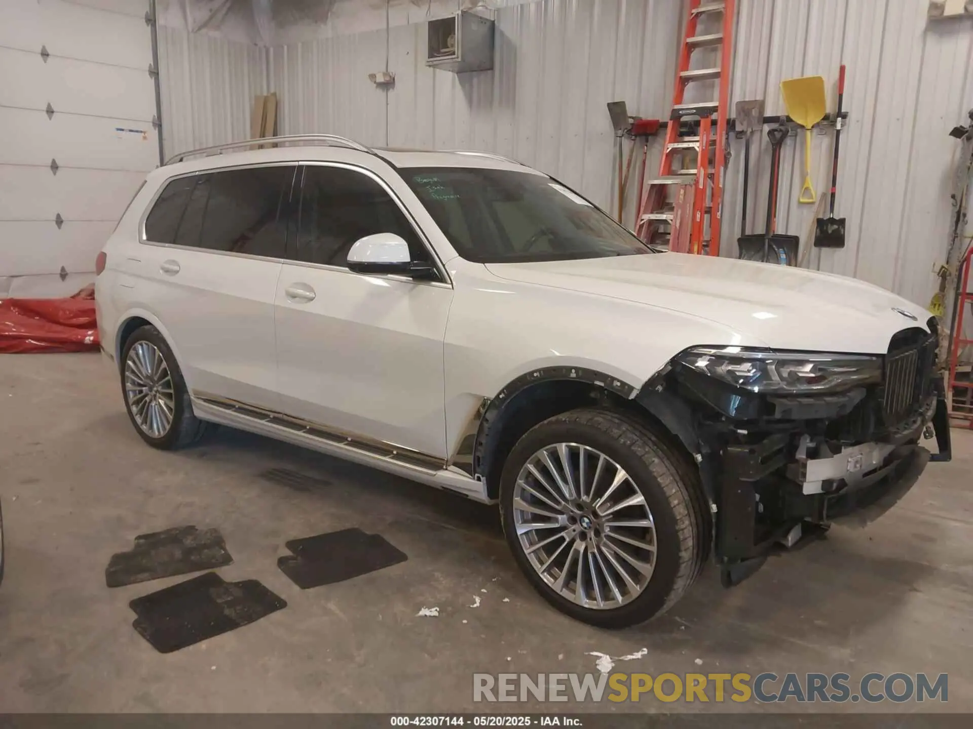1 Photograph of a damaged car 5UXCW2C09M9F04200 BMW X7 2021