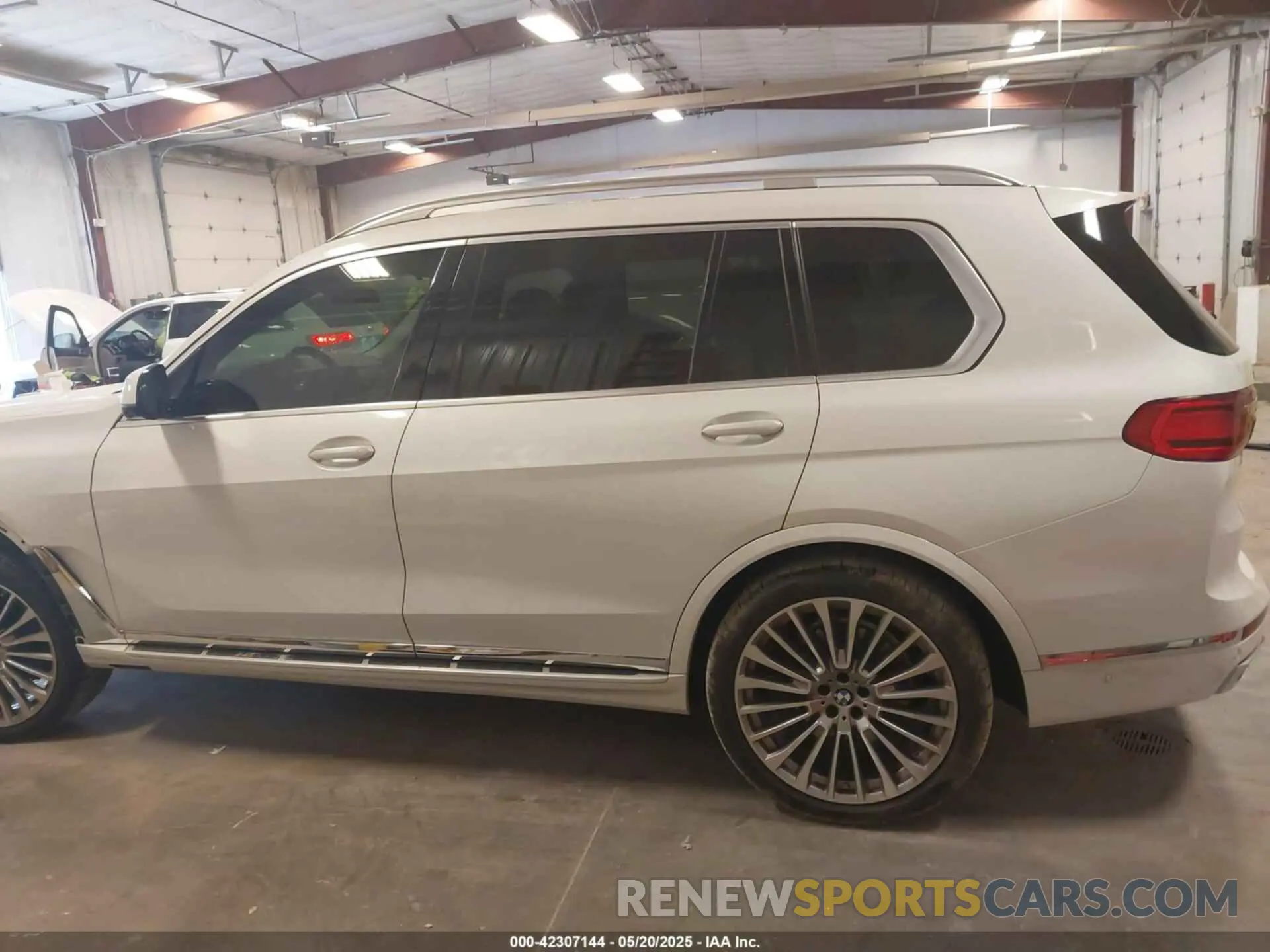 14 Photograph of a damaged car 5UXCW2C09M9F04200 BMW X7 2021