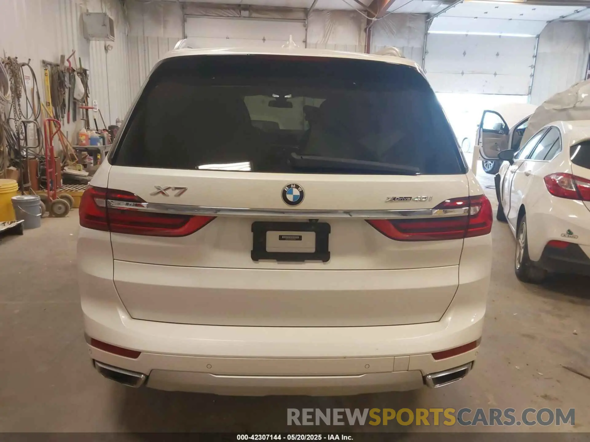16 Photograph of a damaged car 5UXCW2C09M9F04200 BMW X7 2021