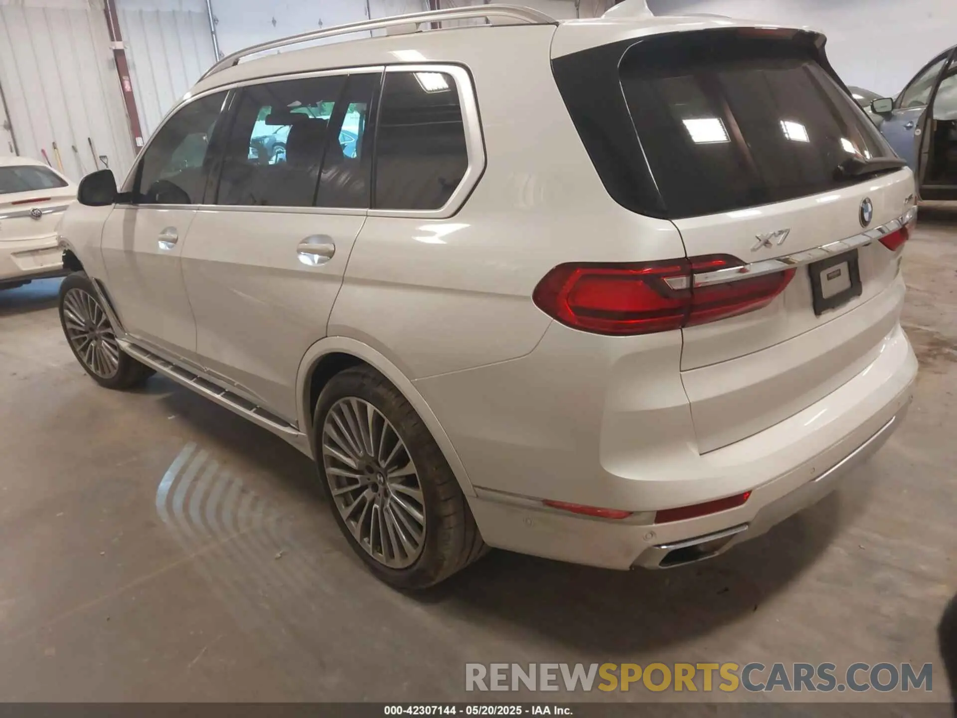 3 Photograph of a damaged car 5UXCW2C09M9F04200 BMW X7 2021