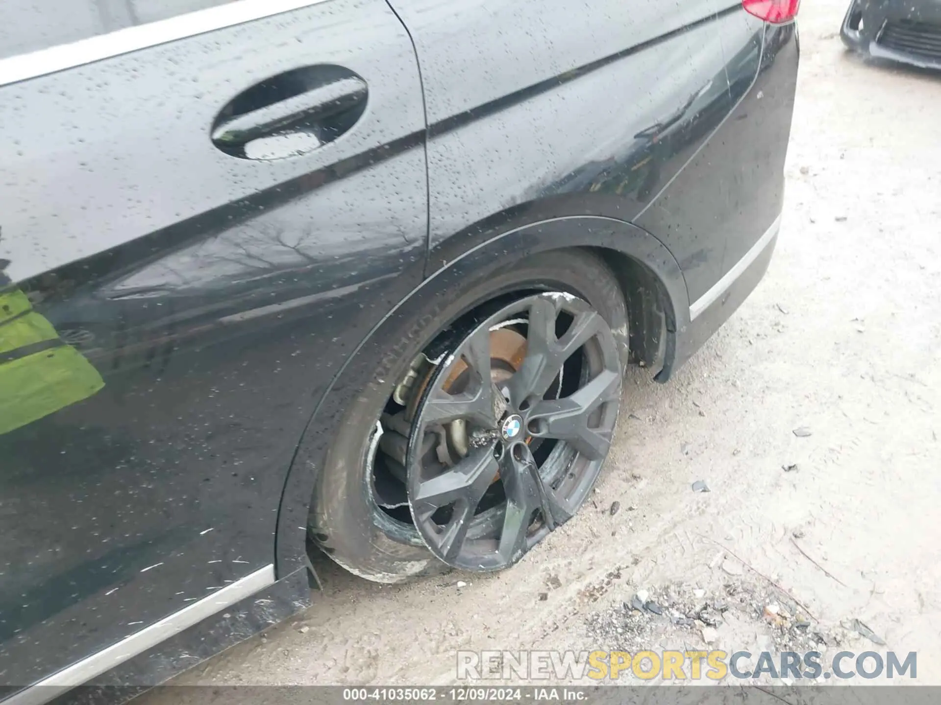 18 Photograph of a damaged car 5UXCW2C09M9G57093 BMW X7 2021