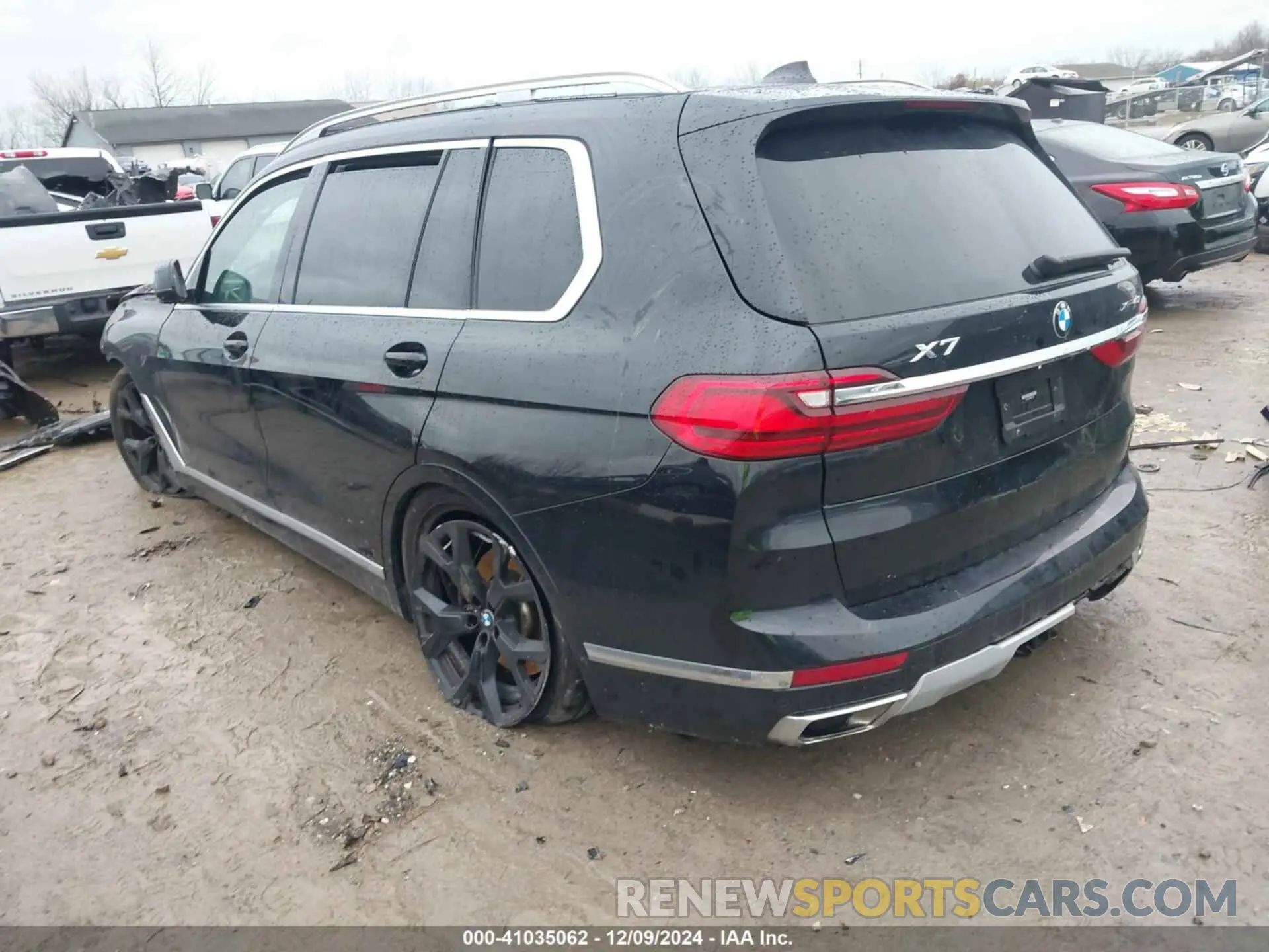 3 Photograph of a damaged car 5UXCW2C09M9G57093 BMW X7 2021