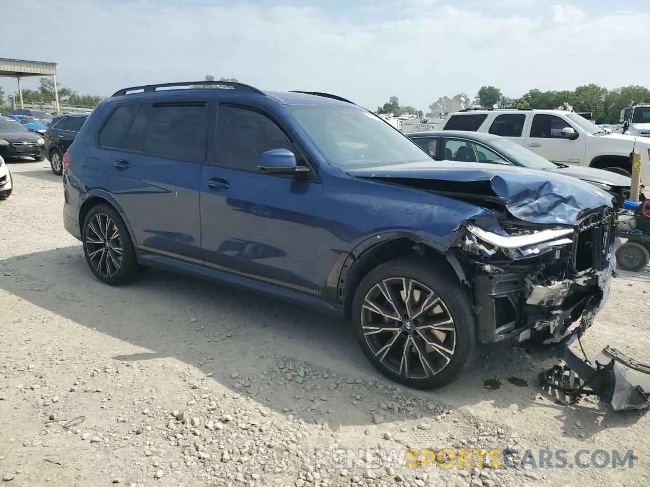 4 Photograph of a damaged car 5UXCX6C02M9G27163 BMW X7 2021