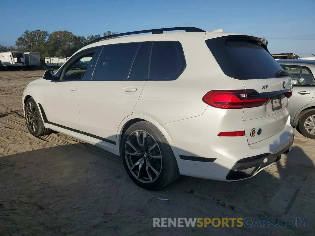 2 Photograph of a damaged car 5UXCX6C07M9H08207 BMW X7 2021
