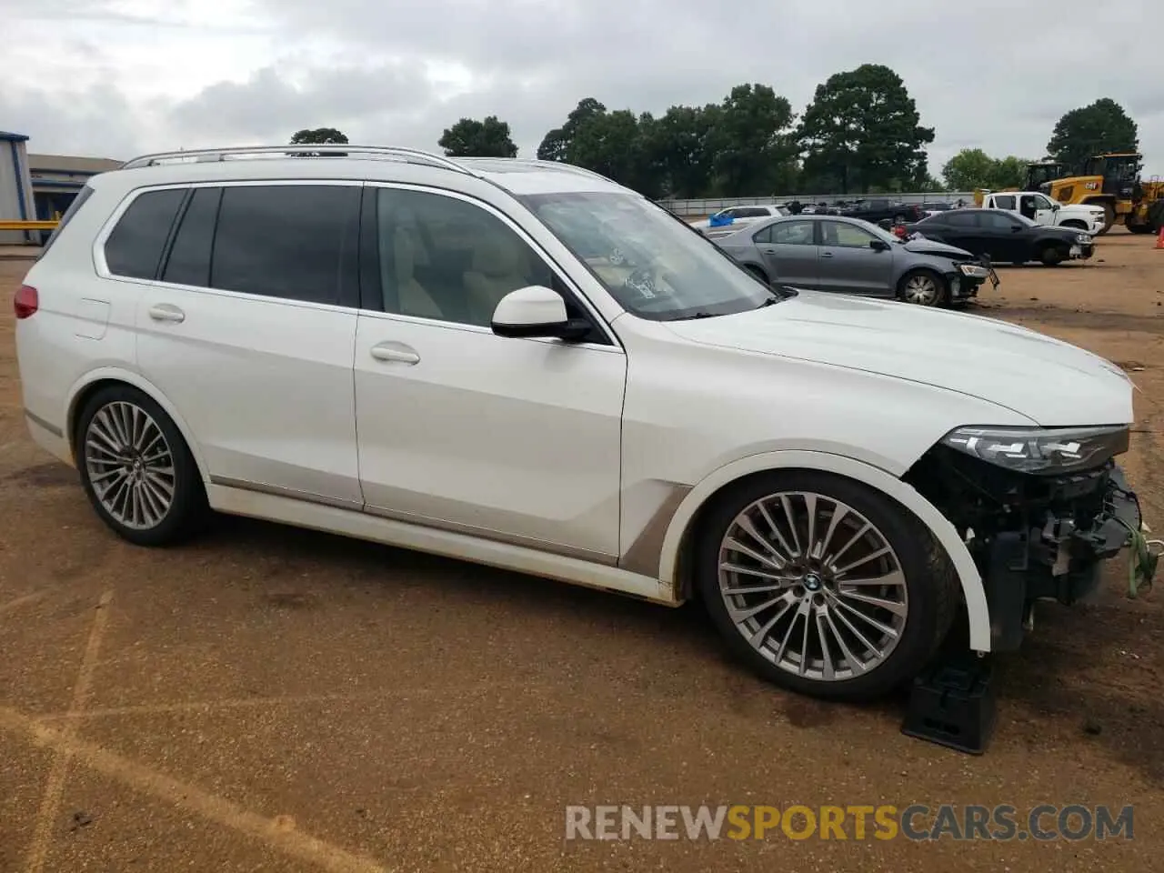 4 Photograph of a damaged car 5UXCW2C01N9L49236 BMW X7 2022