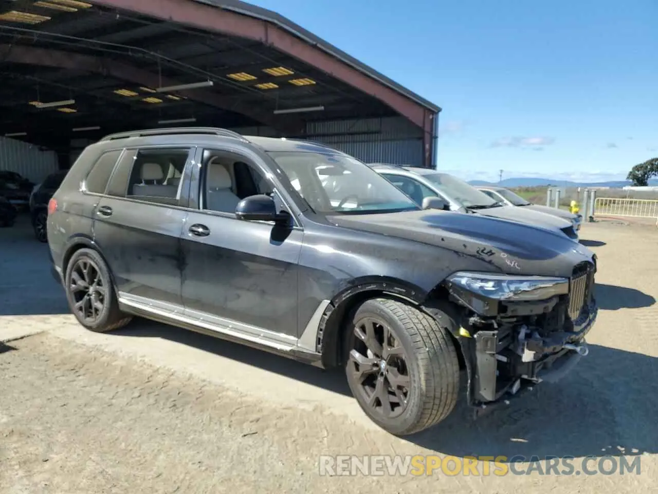 4 Photograph of a damaged car 5UXCW2C04N9M56782 BMW X7 2022