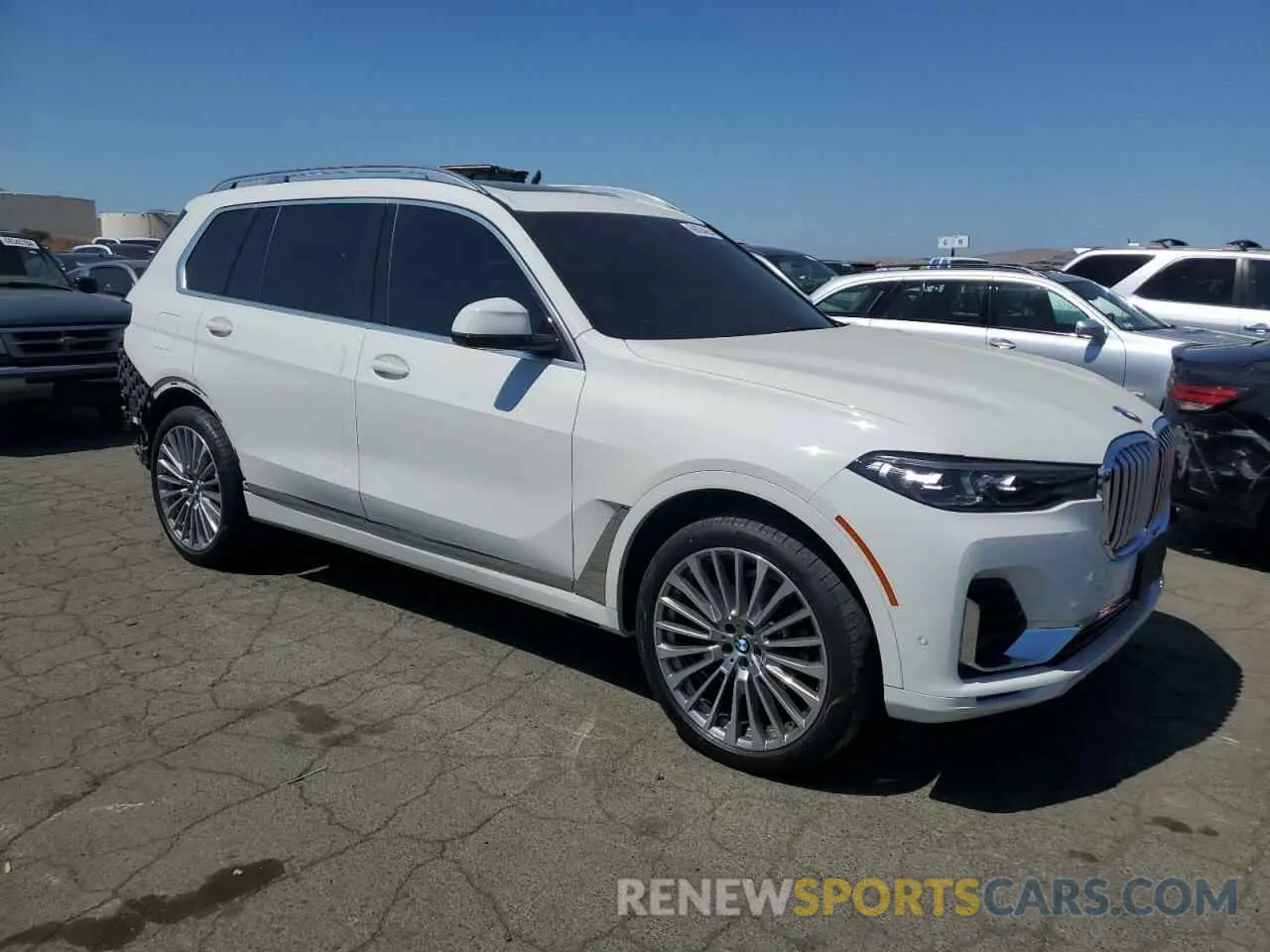 4 Photograph of a damaged car 5UXCW2C06N9J14802 BMW X7 2022
