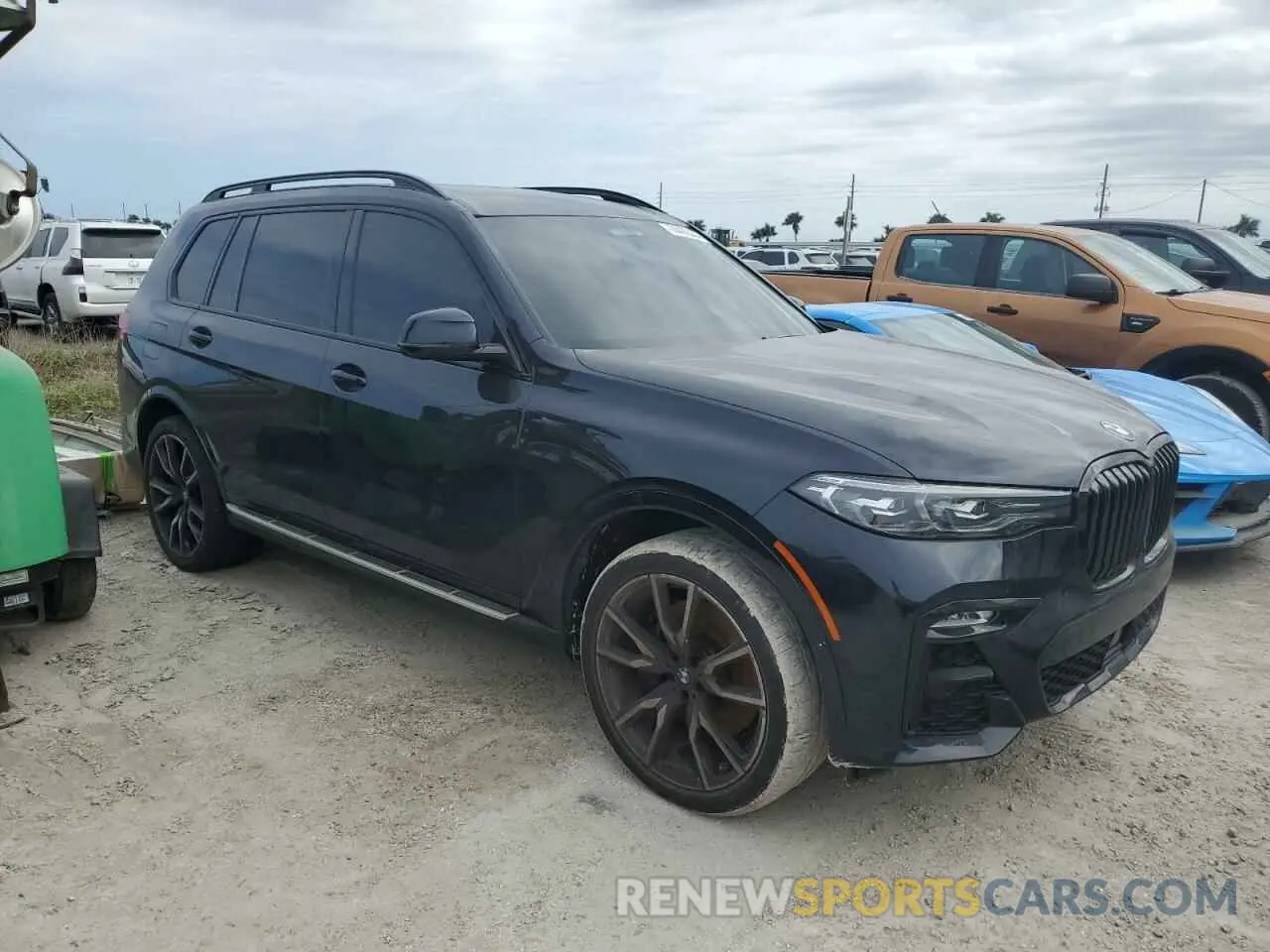 4 Photograph of a damaged car 5UXCW2C06N9N03228 BMW X7 2022