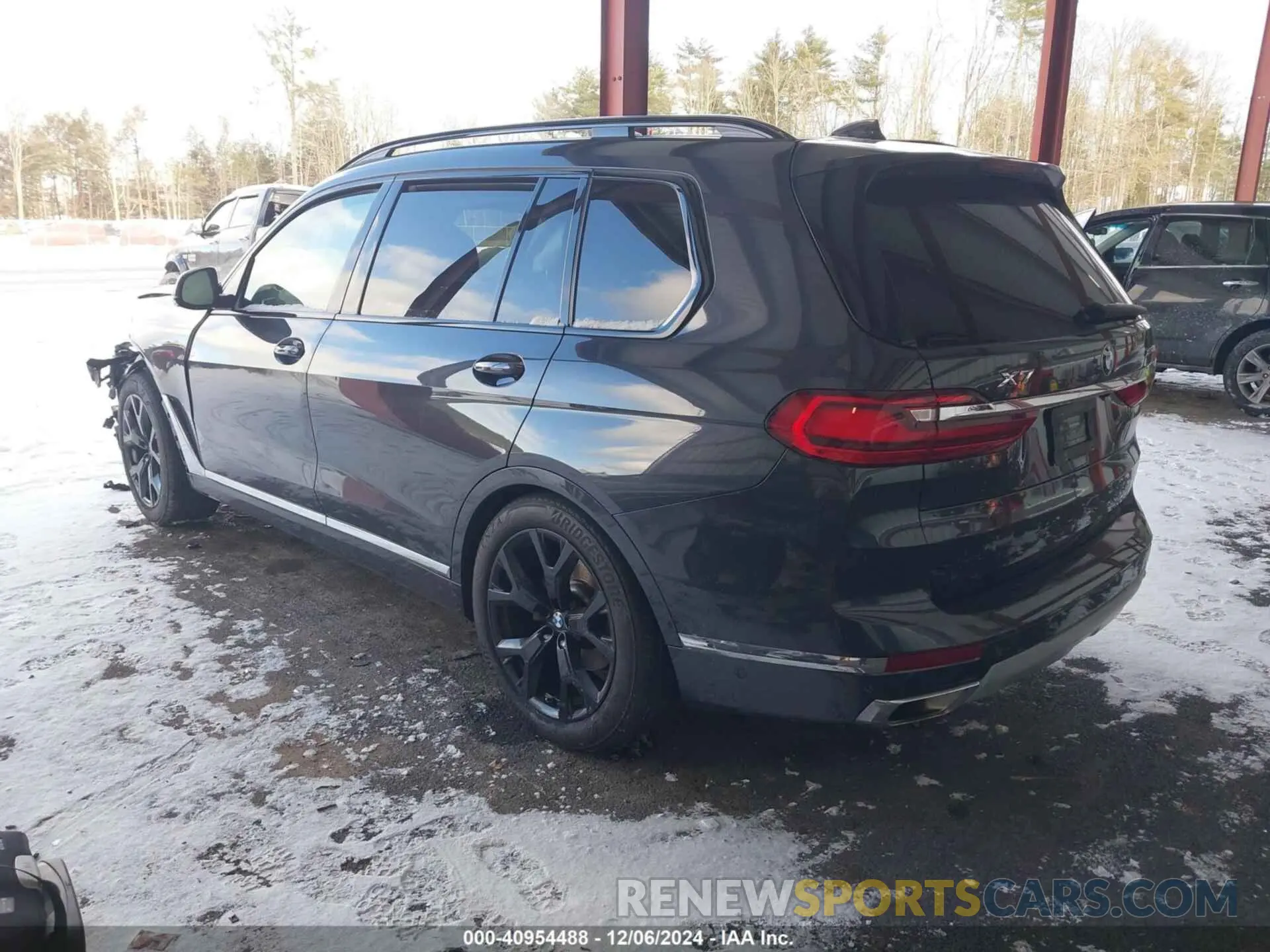 3 Photograph of a damaged car 5UXCW2C09N9J33814 BMW X7 2022