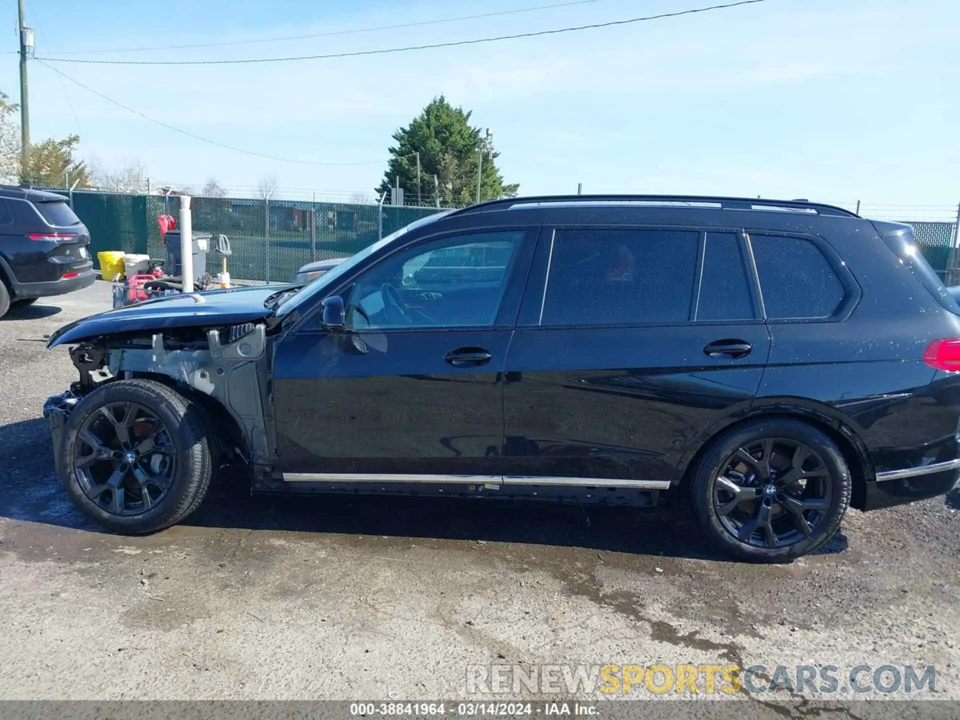 14 Photograph of a damaged car 5UXCW2C09N9L74157 BMW X7 2022