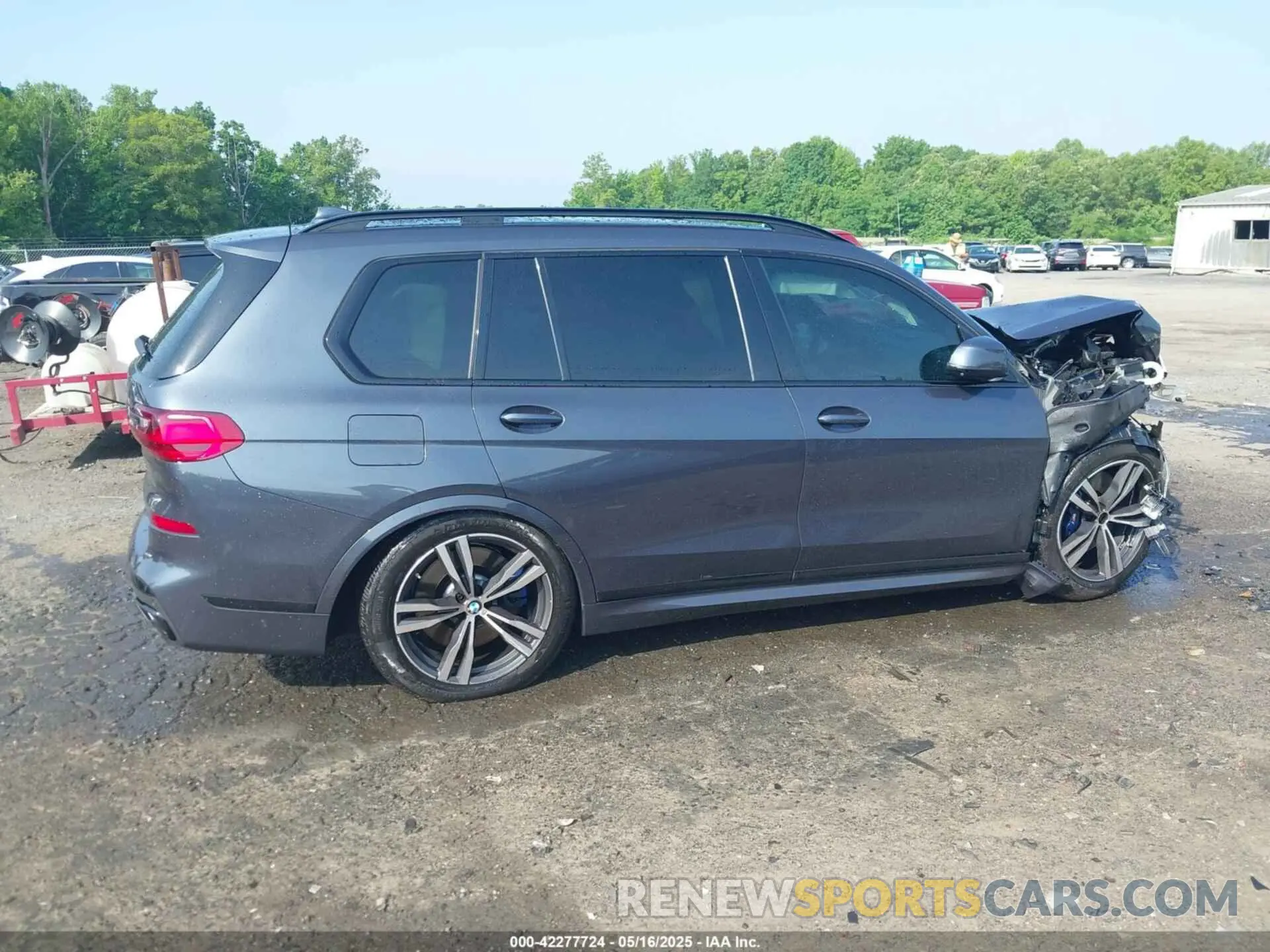 14 Photograph of a damaged car 5UXCX6C09N9J33266 BMW X7 2022