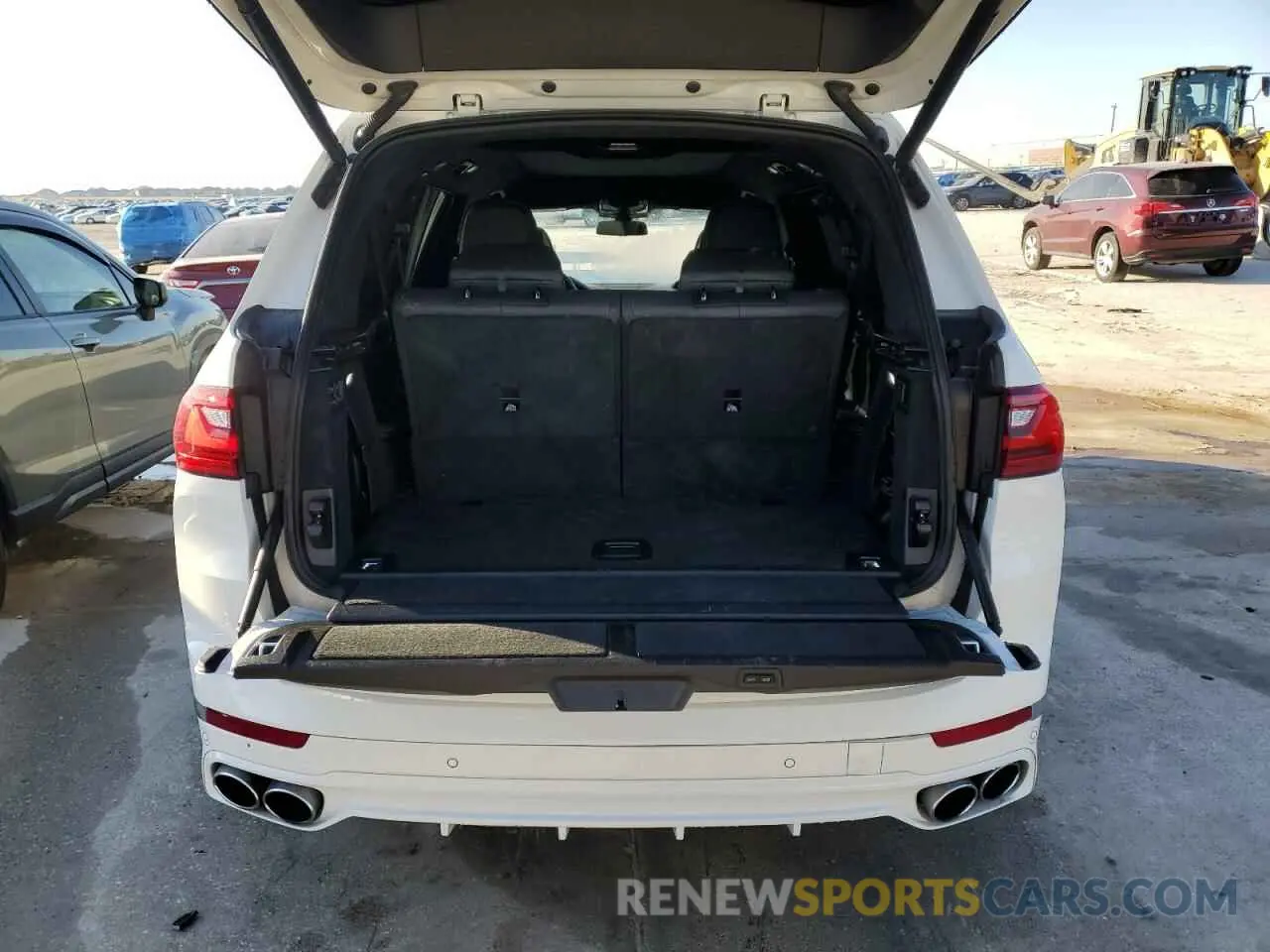 6 Photograph of a damaged car 5UXCX6C14N9M36450 BMW X7 2022