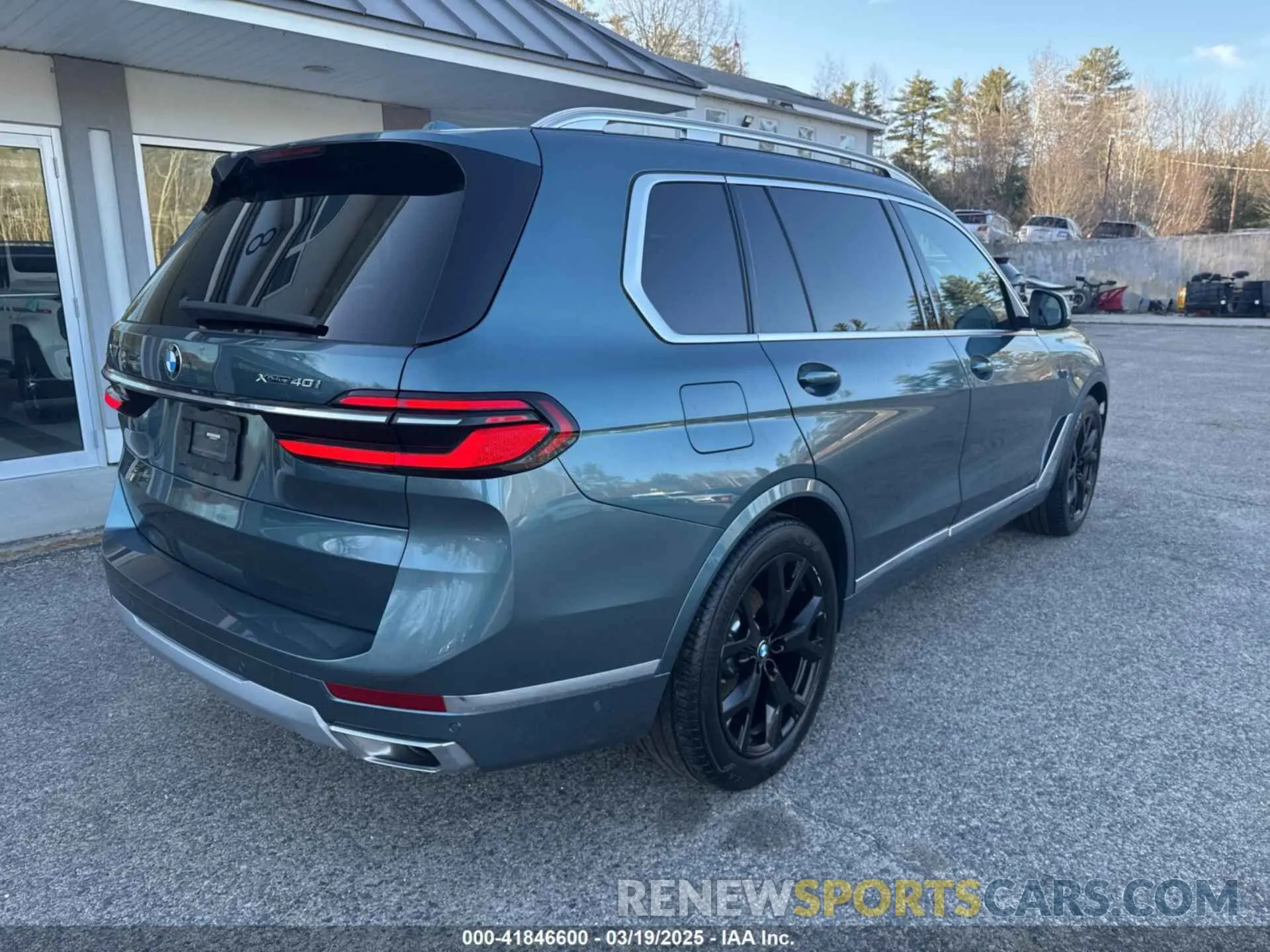 4 Photograph of a damaged car 5UX23EM00P9N53758 BMW X7 2023