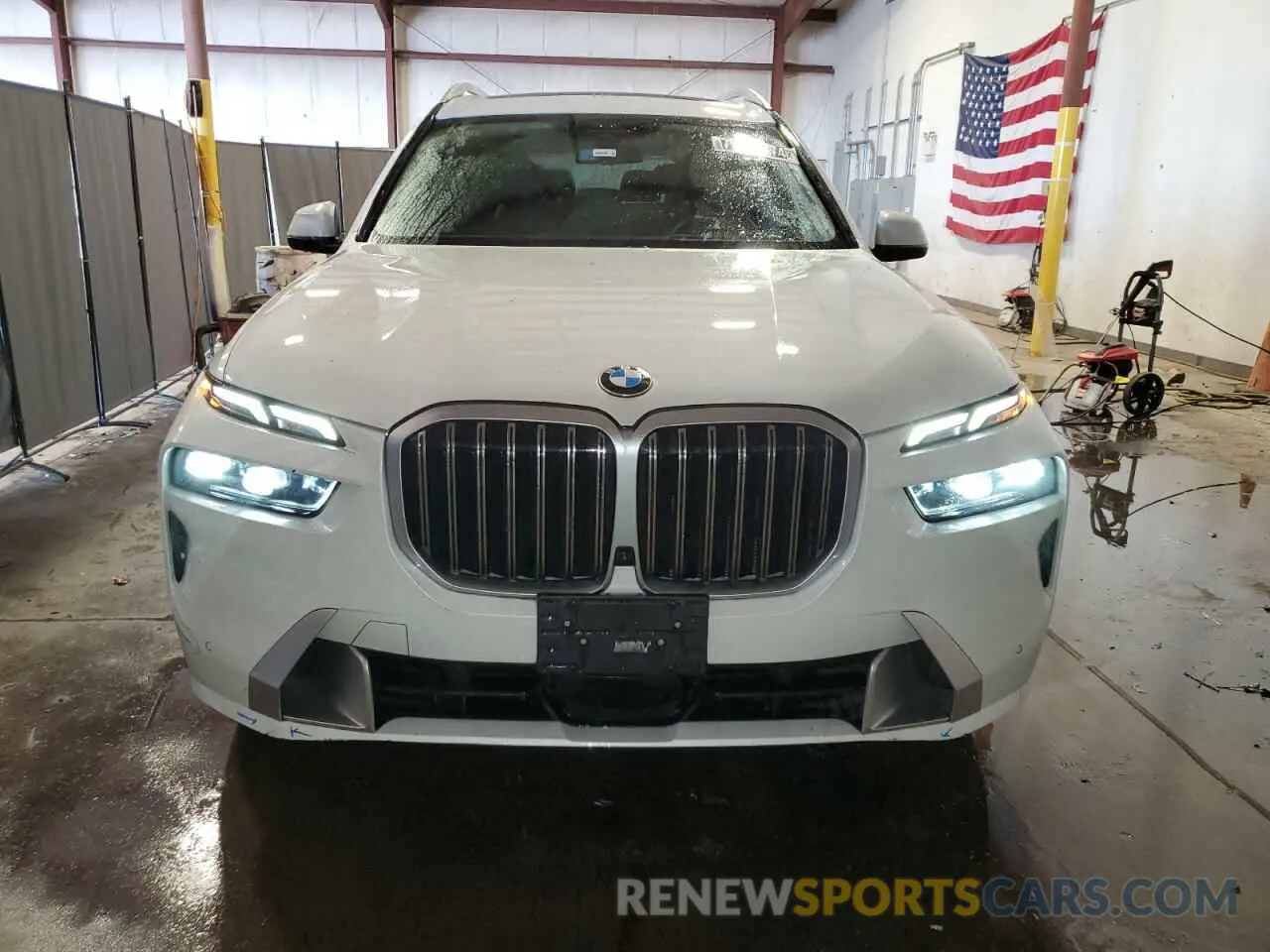 5 Photograph of a damaged car 5UX23EM00P9P20295 BMW X7 2023