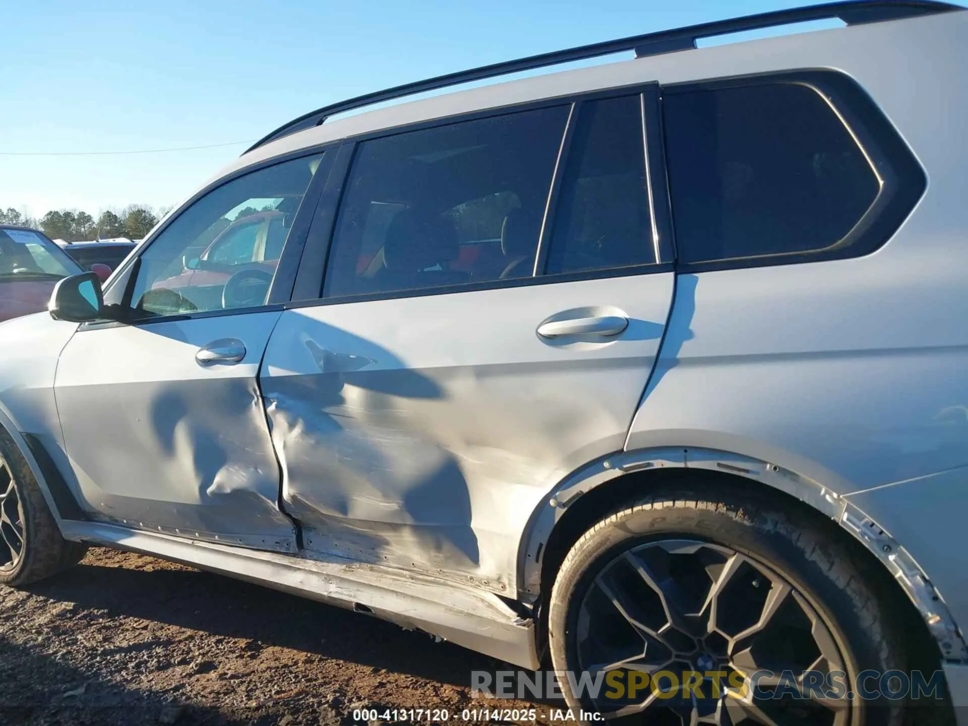 14 Photograph of a damaged car 5UX23EM00P9P66175 BMW X7 2023