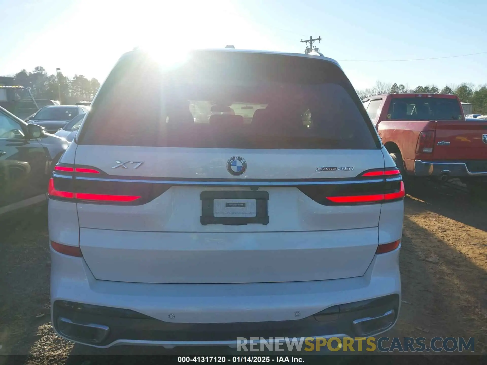 16 Photograph of a damaged car 5UX23EM00P9P66175 BMW X7 2023