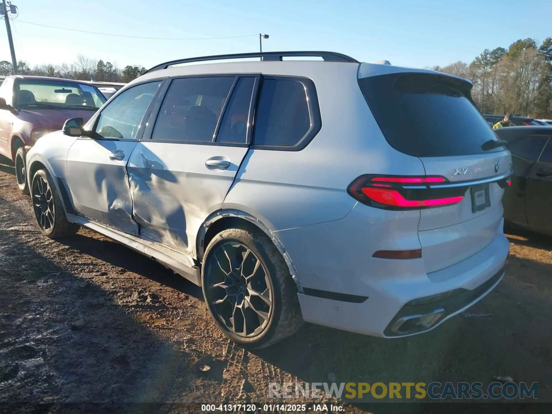 3 Photograph of a damaged car 5UX23EM00P9P66175 BMW X7 2023