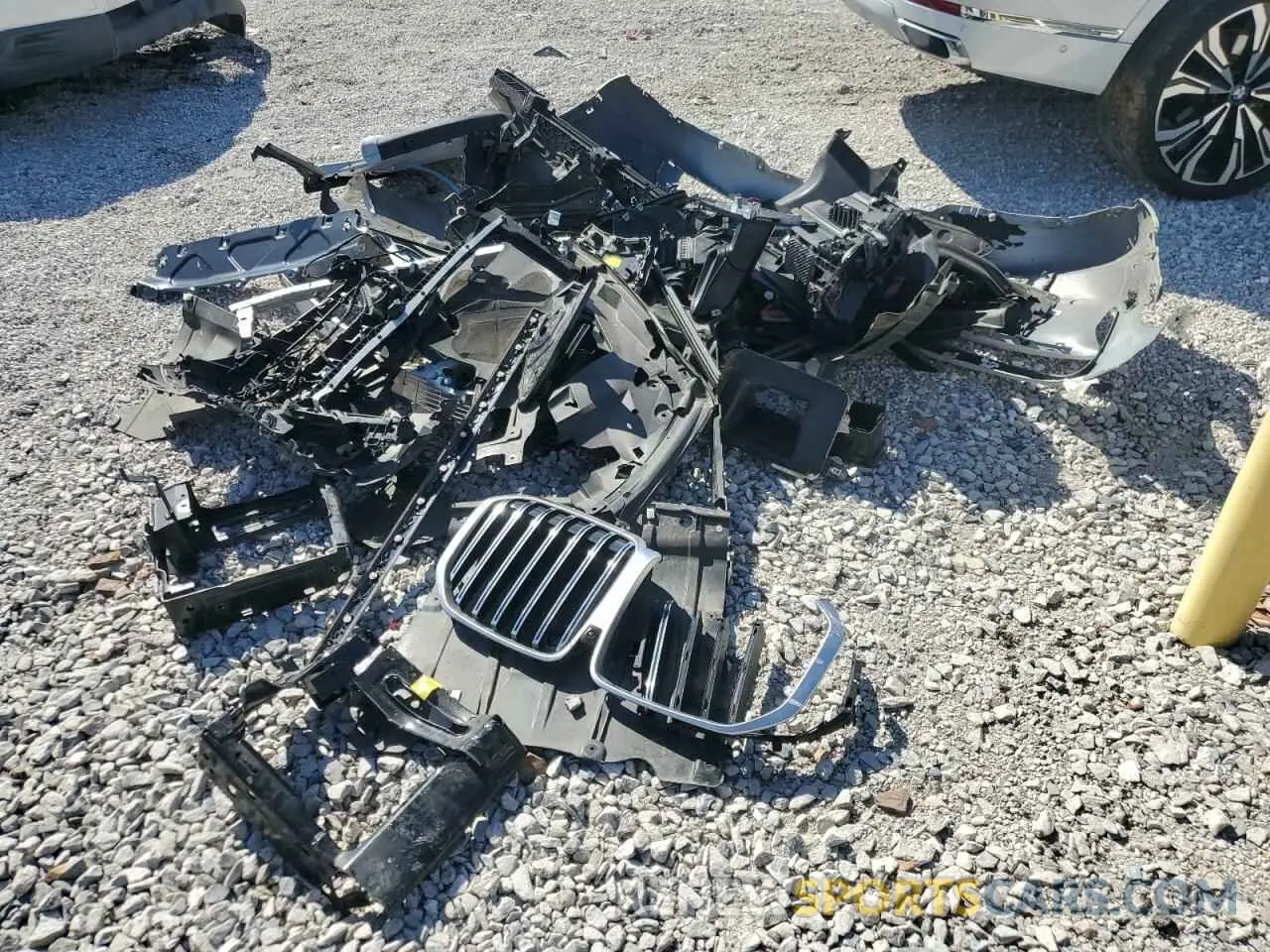 13 Photograph of a damaged car 5UX23EM00P9R40276 BMW X7 2023