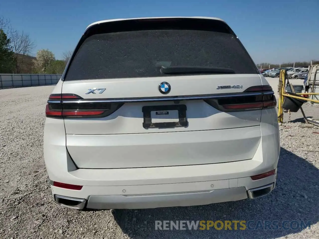 6 Photograph of a damaged car 5UX23EM00P9R40276 BMW X7 2023