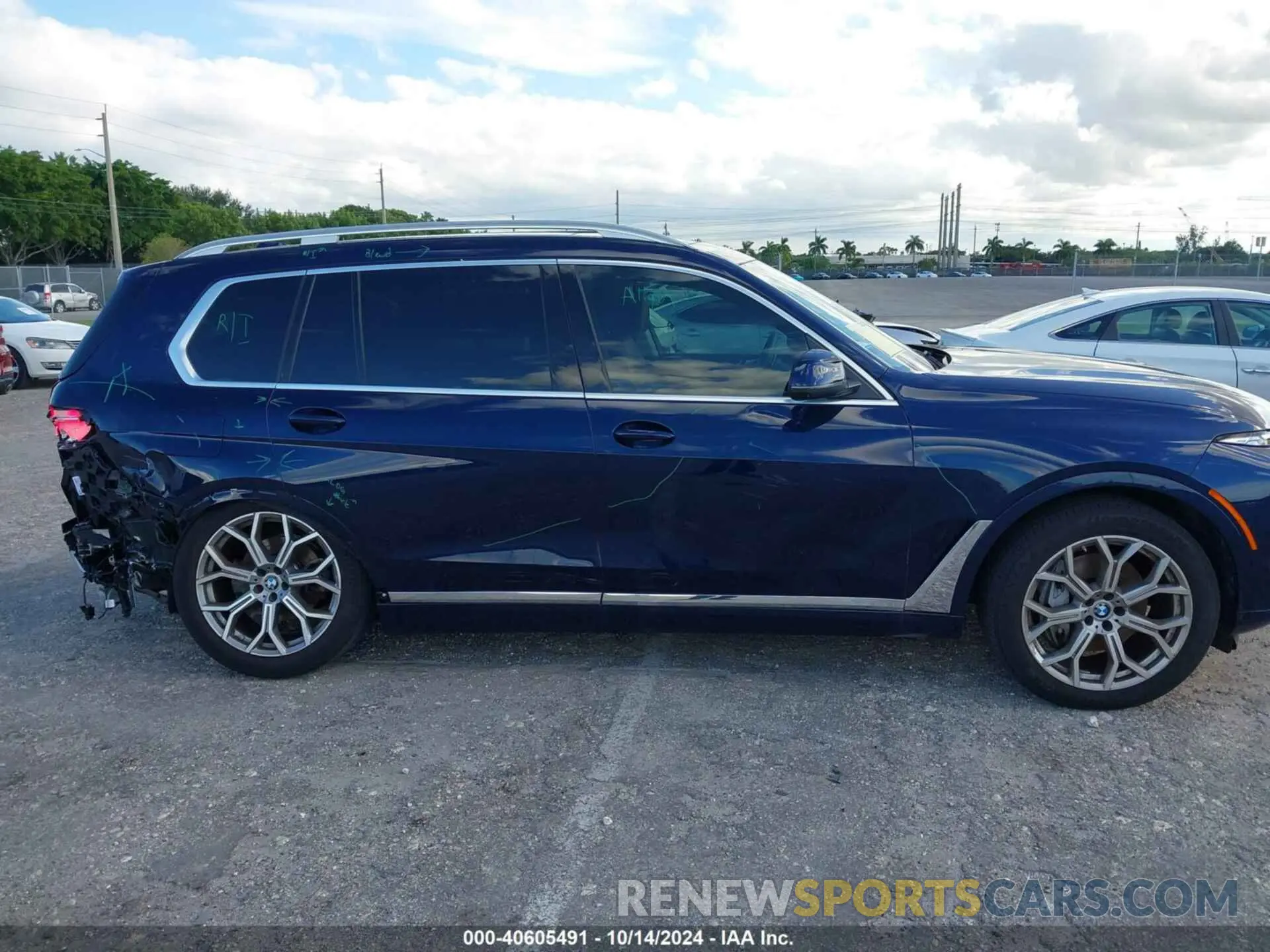 18 Photograph of a damaged car 5UX23EM01P9N67491 BMW X7 2023