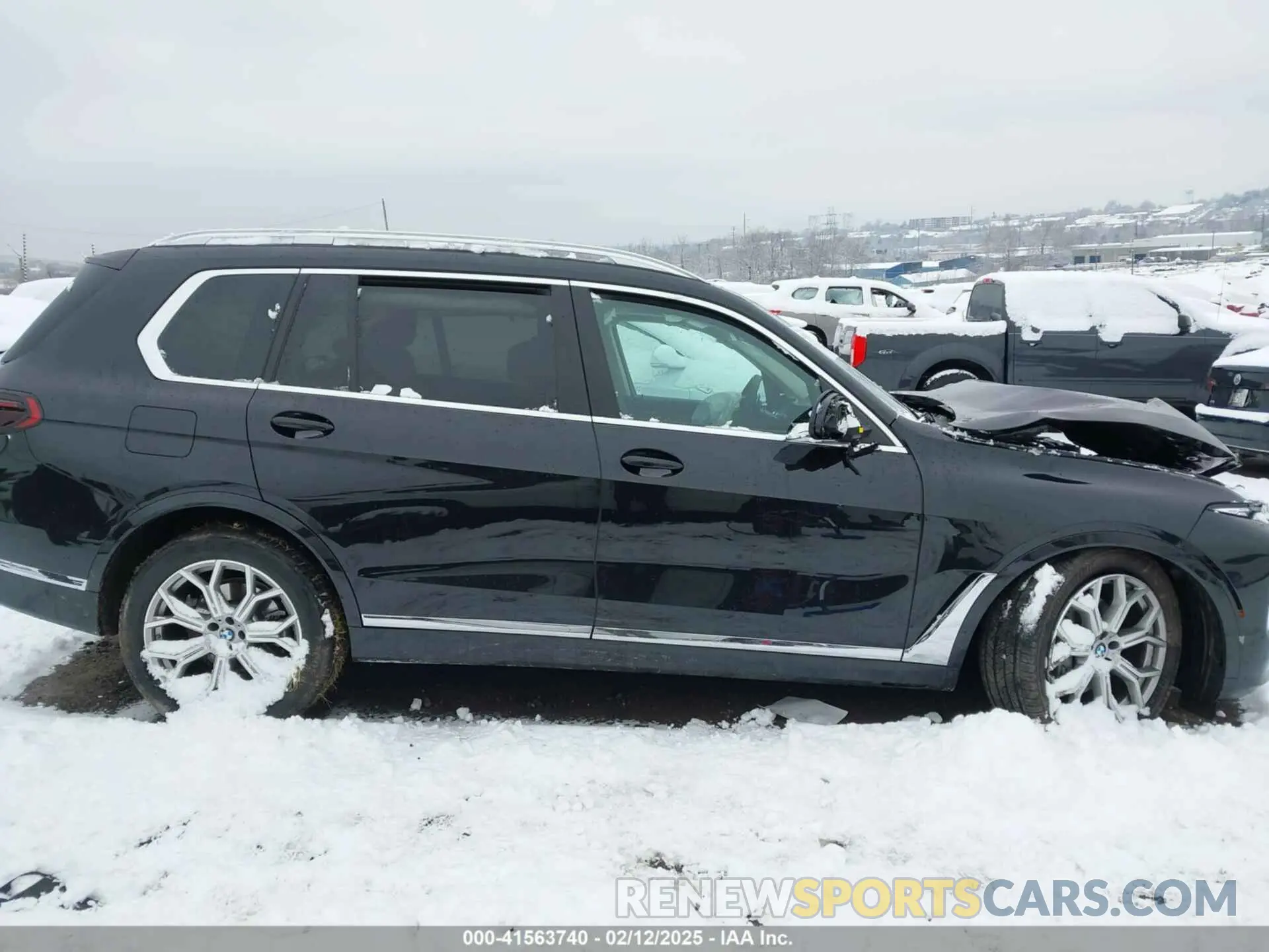 14 Photograph of a damaged car 5UX23EM02P9P75041 BMW X7 2023