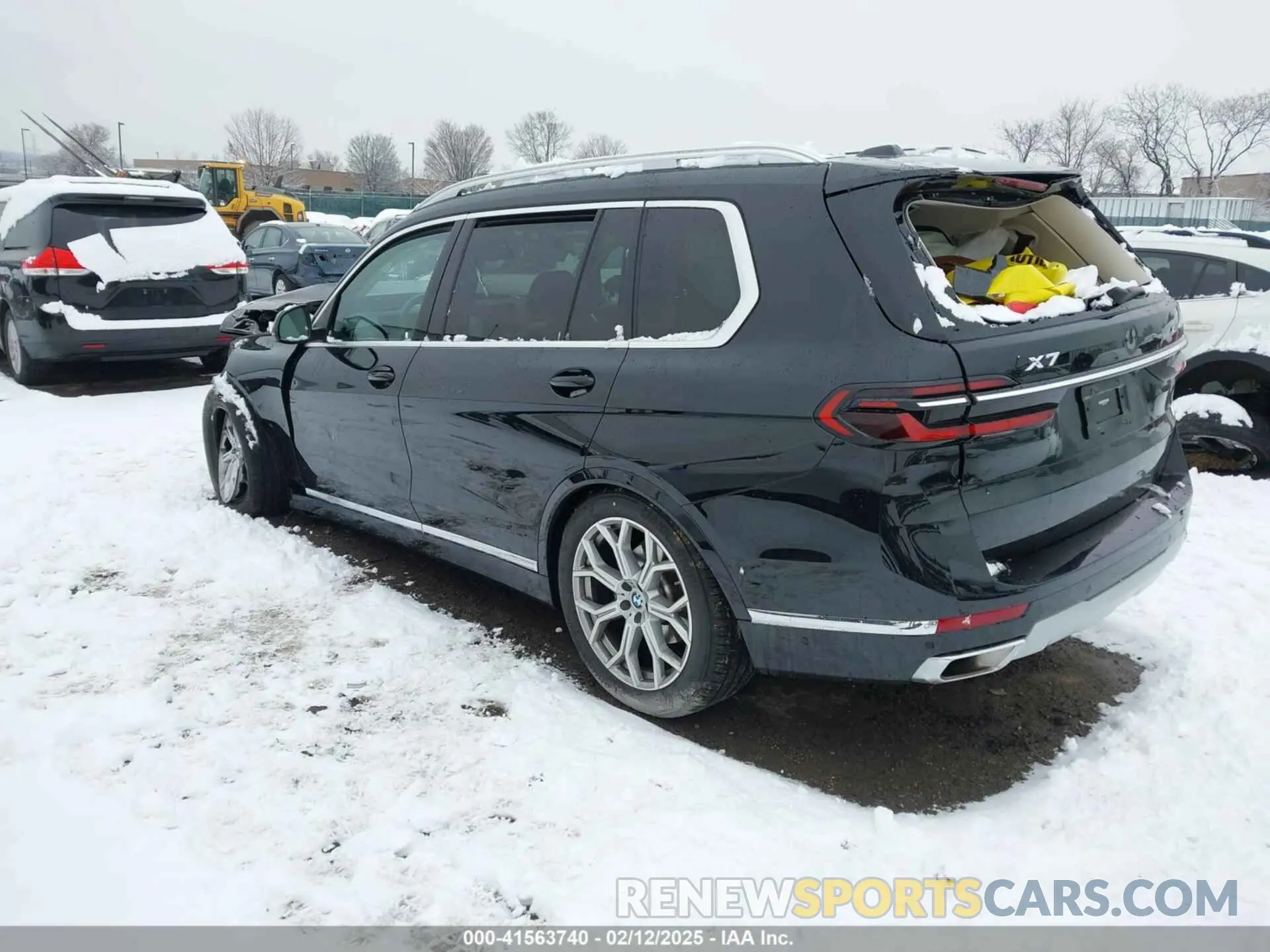 3 Photograph of a damaged car 5UX23EM02P9P75041 BMW X7 2023