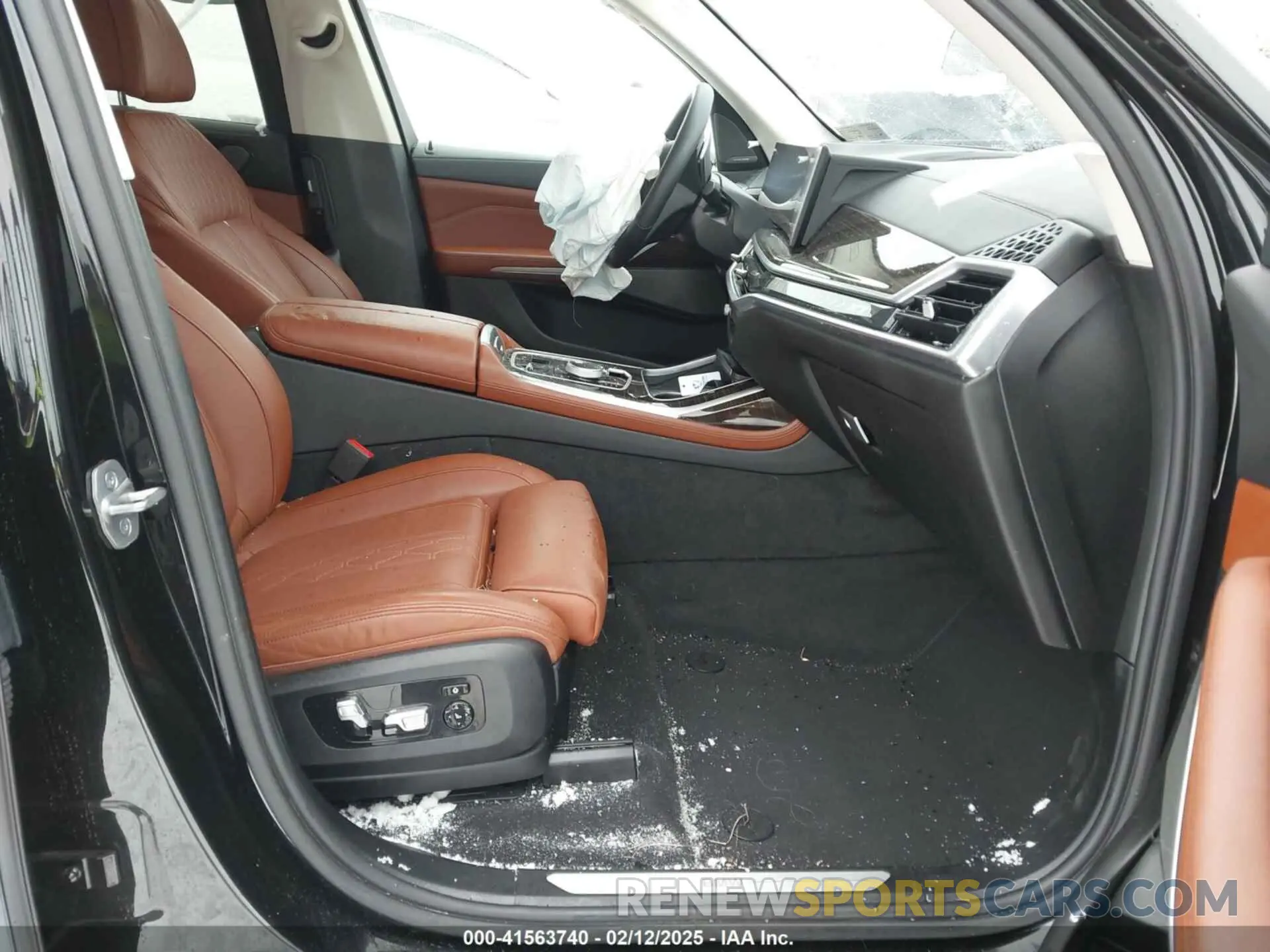5 Photograph of a damaged car 5UX23EM02P9P75041 BMW X7 2023