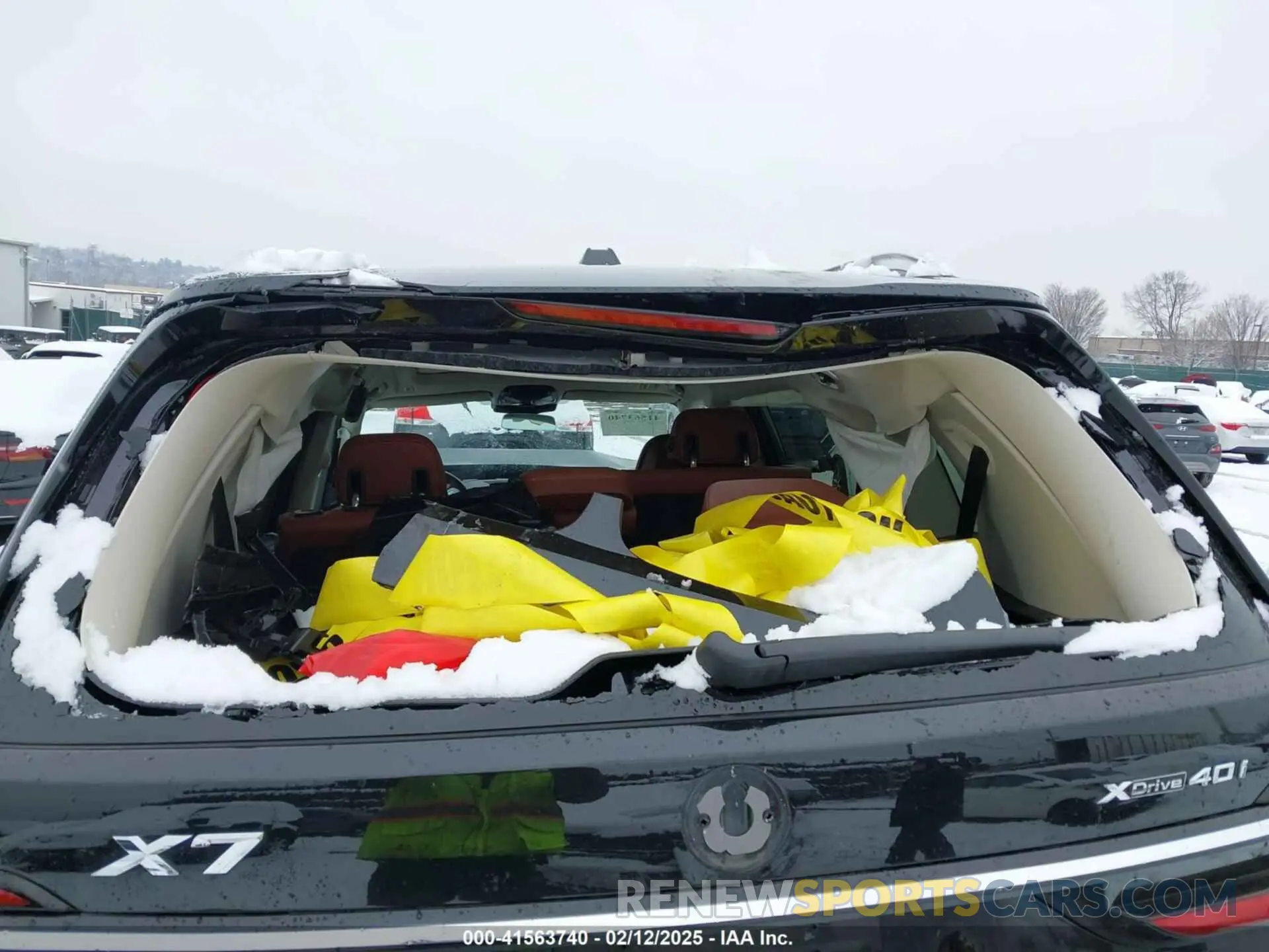 6 Photograph of a damaged car 5UX23EM02P9P75041 BMW X7 2023
