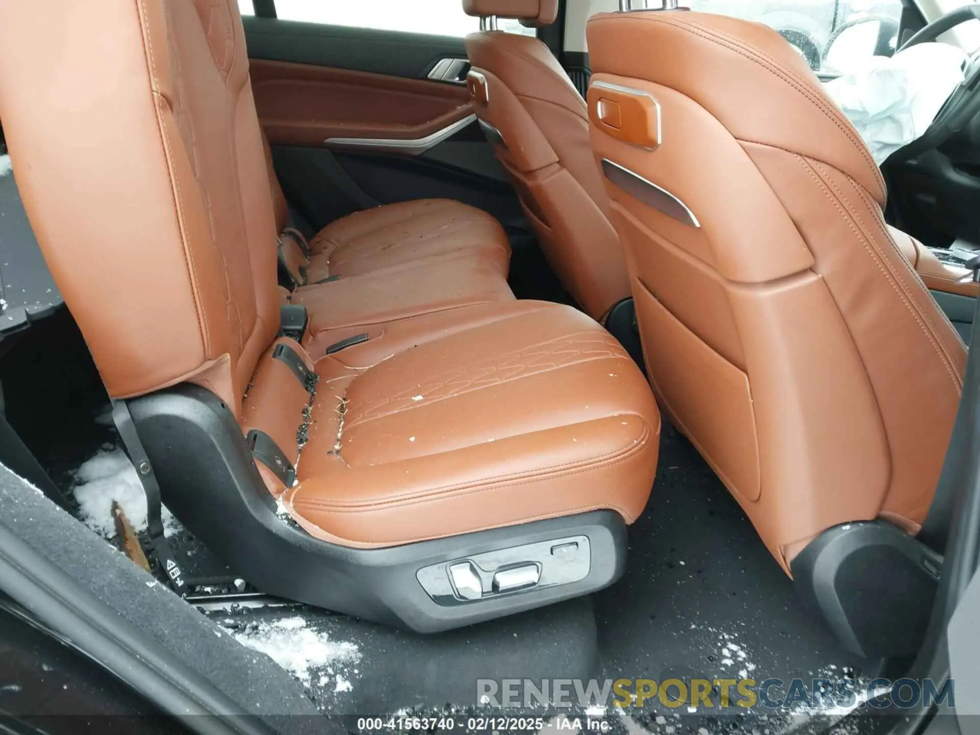 8 Photograph of a damaged car 5UX23EM02P9P75041 BMW X7 2023