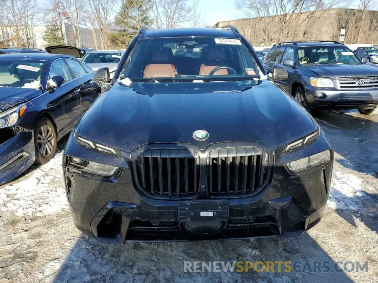 5 Photograph of a damaged car 5UX23EM03P9P28696 BMW X7 2023