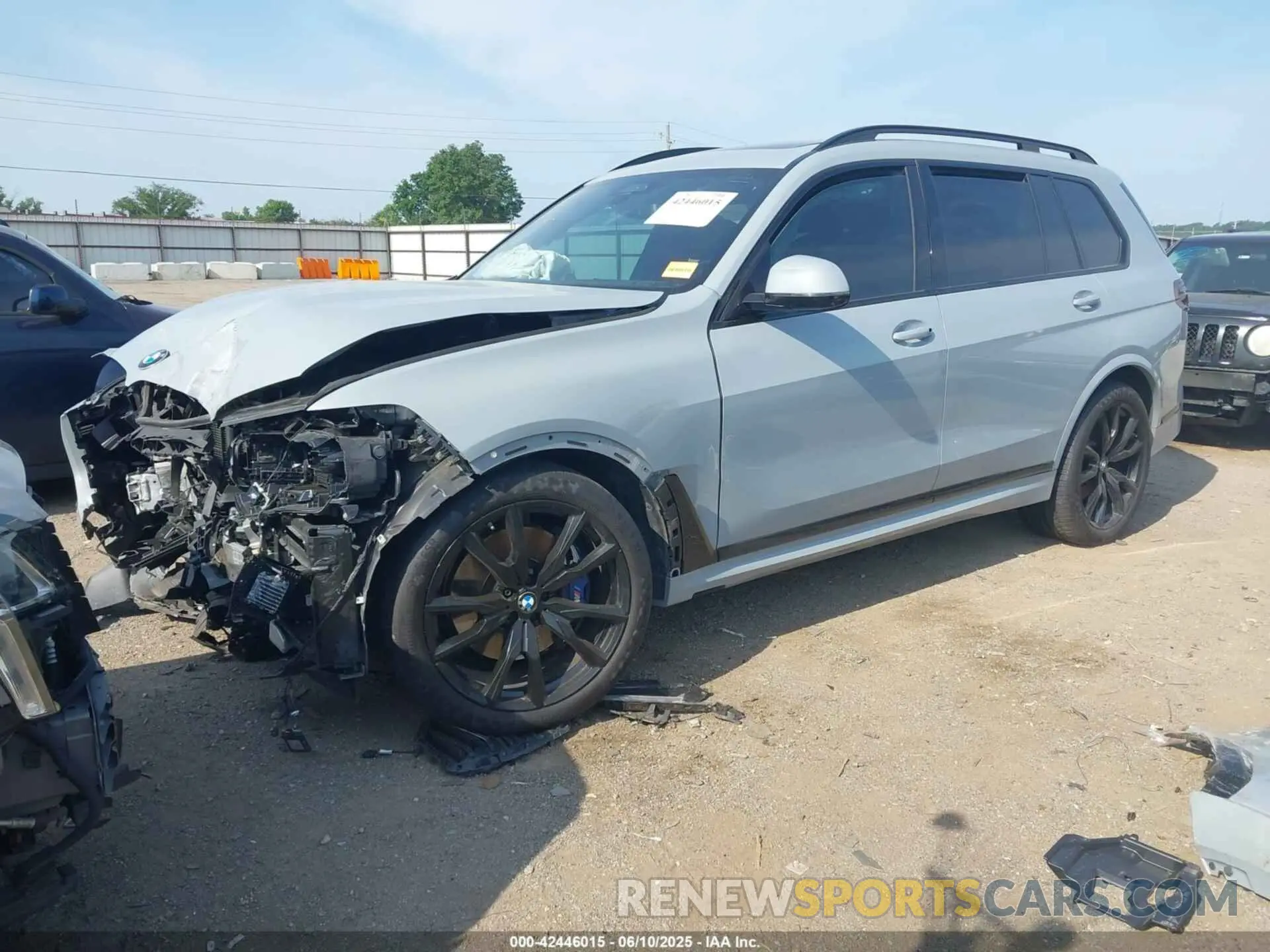 2 Фотография поврежденного автомобиля 5UX23EM03P9P71869 BMW X7 2023