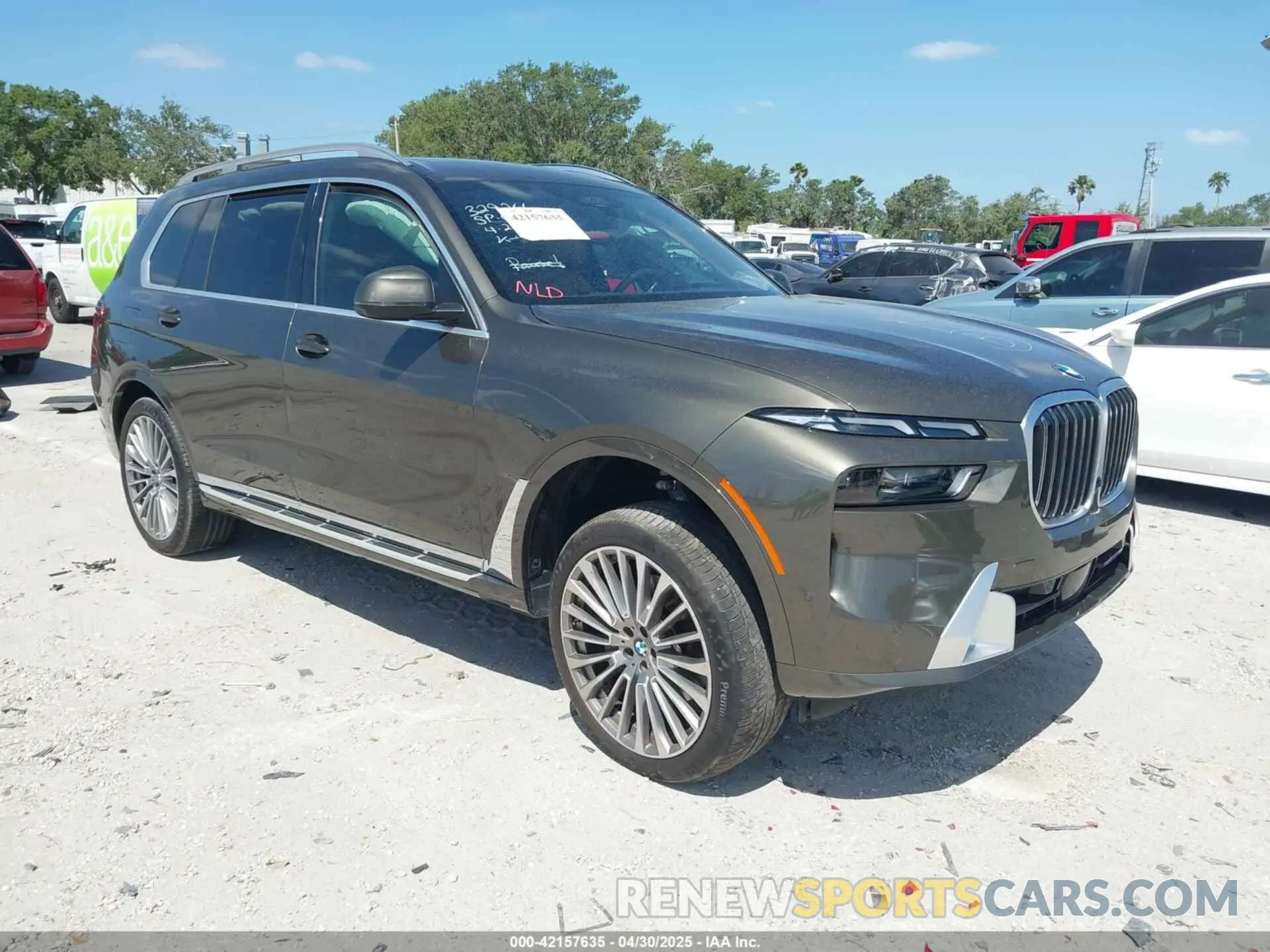 1 Photograph of a damaged car 5UX23EM03P9R84076 BMW X7 2023