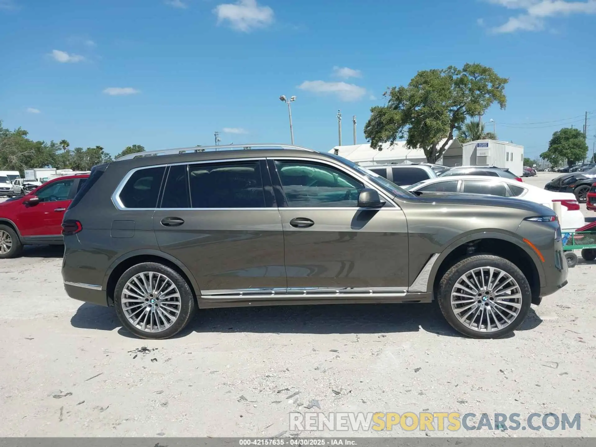 13 Photograph of a damaged car 5UX23EM03P9R84076 BMW X7 2023