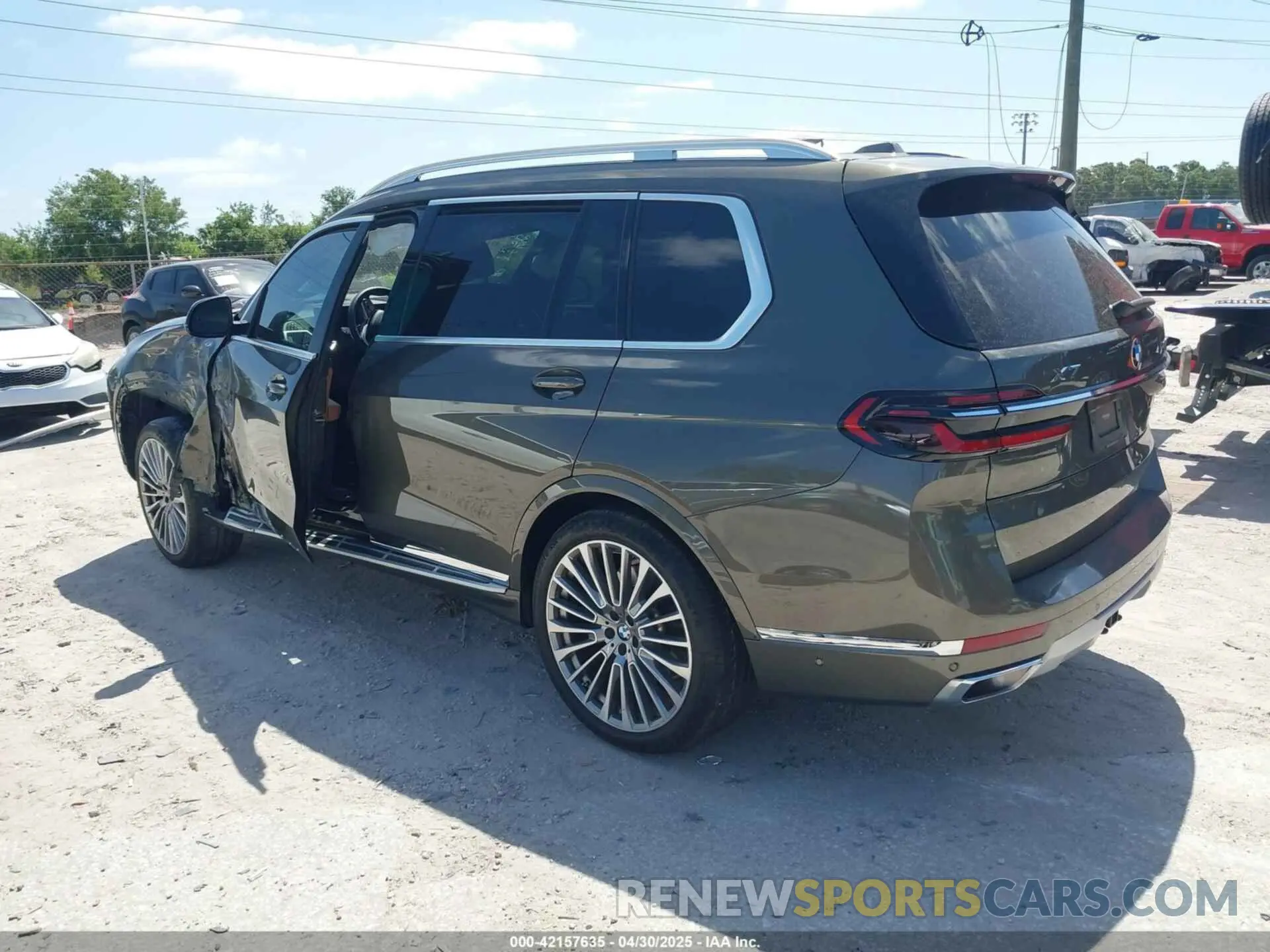 3 Photograph of a damaged car 5UX23EM03P9R84076 BMW X7 2023