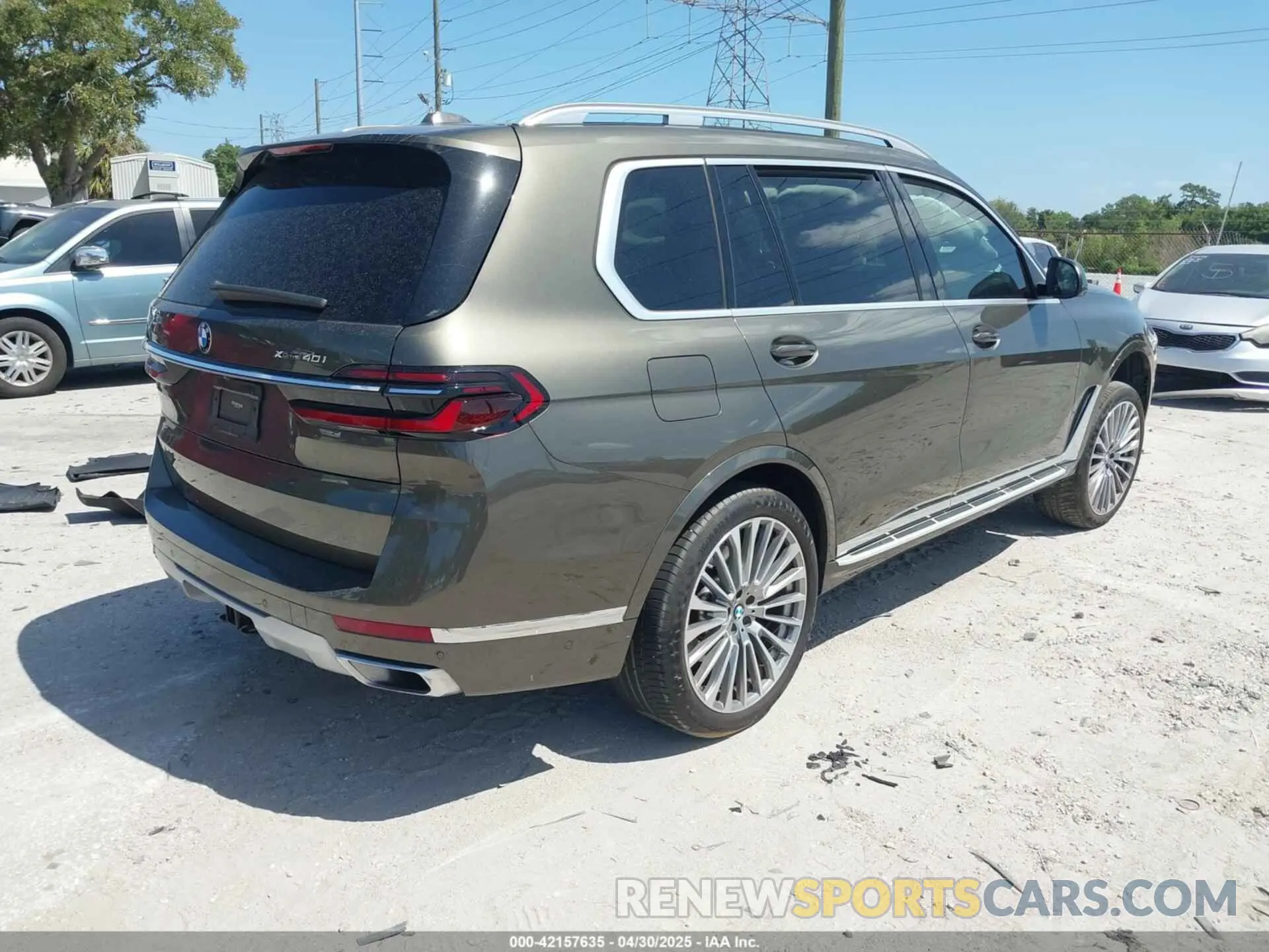 4 Photograph of a damaged car 5UX23EM03P9R84076 BMW X7 2023