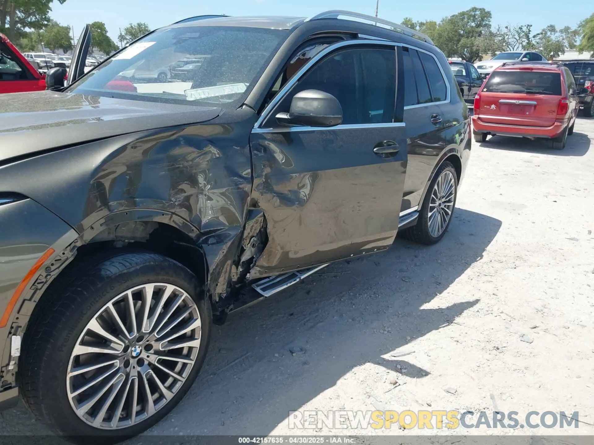 6 Photograph of a damaged car 5UX23EM03P9R84076 BMW X7 2023
