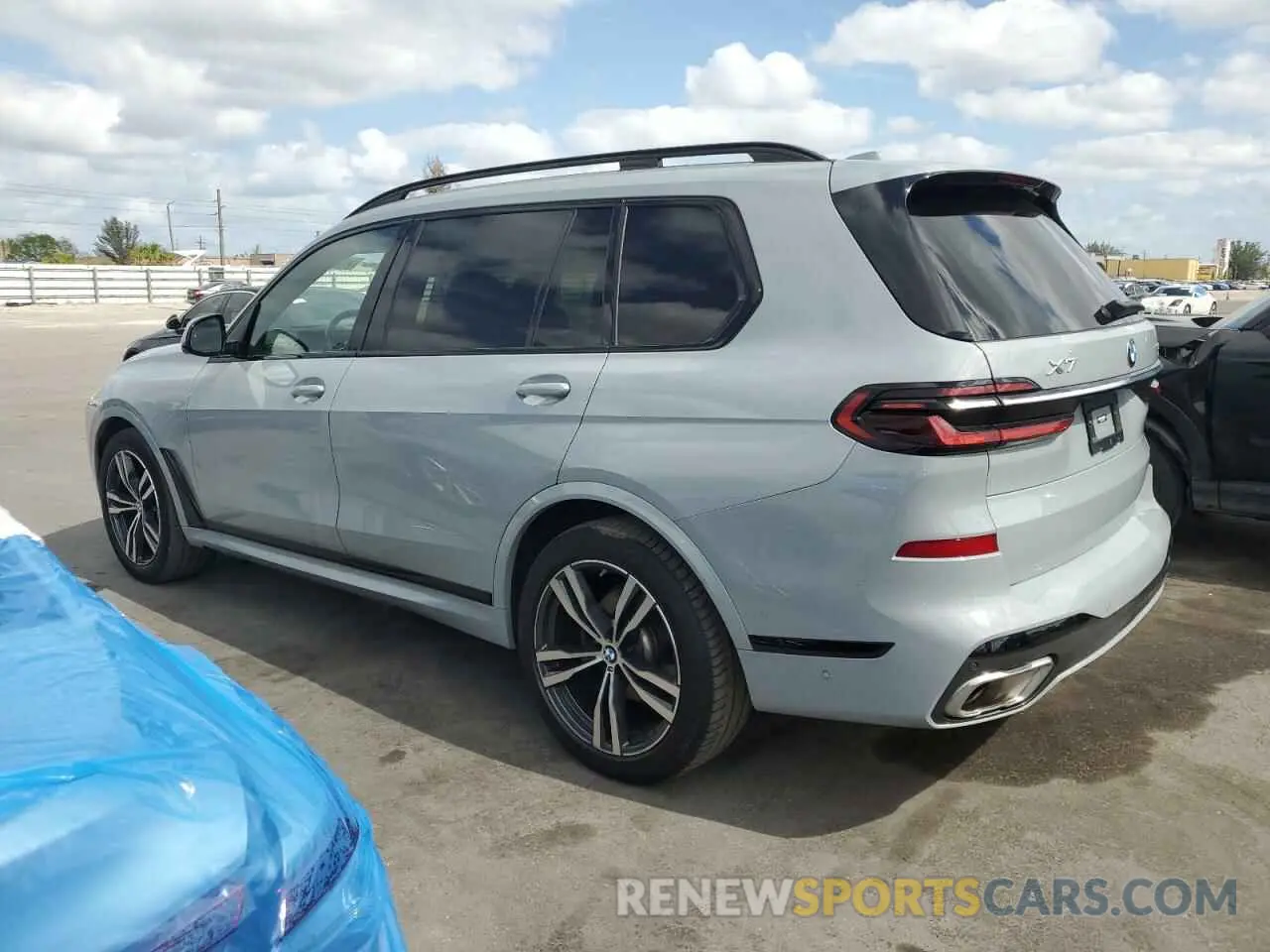 2 Photograph of a damaged car 5UX23EM06P9M76099 BMW X7 2023
