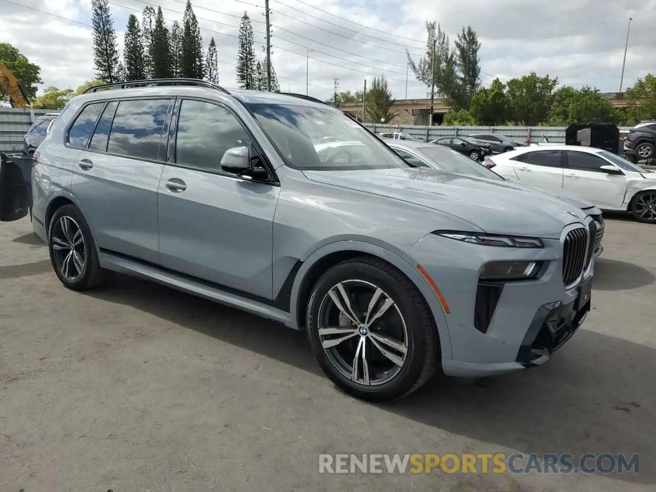 4 Photograph of a damaged car 5UX23EM06P9M76099 BMW X7 2023