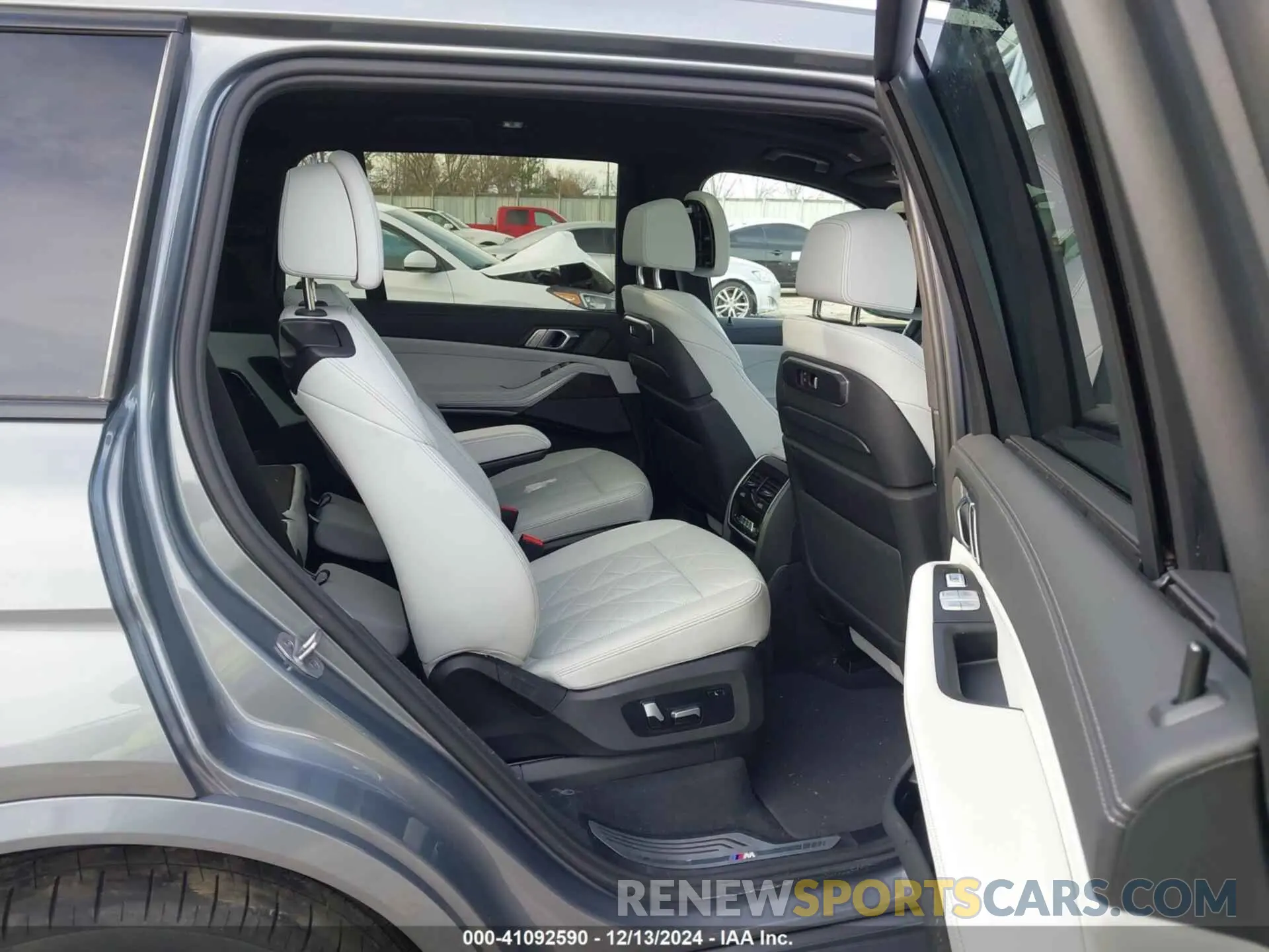 8 Фотография поврежденного автомобиля 5UX23EM06P9R36510 BMW X7 2023