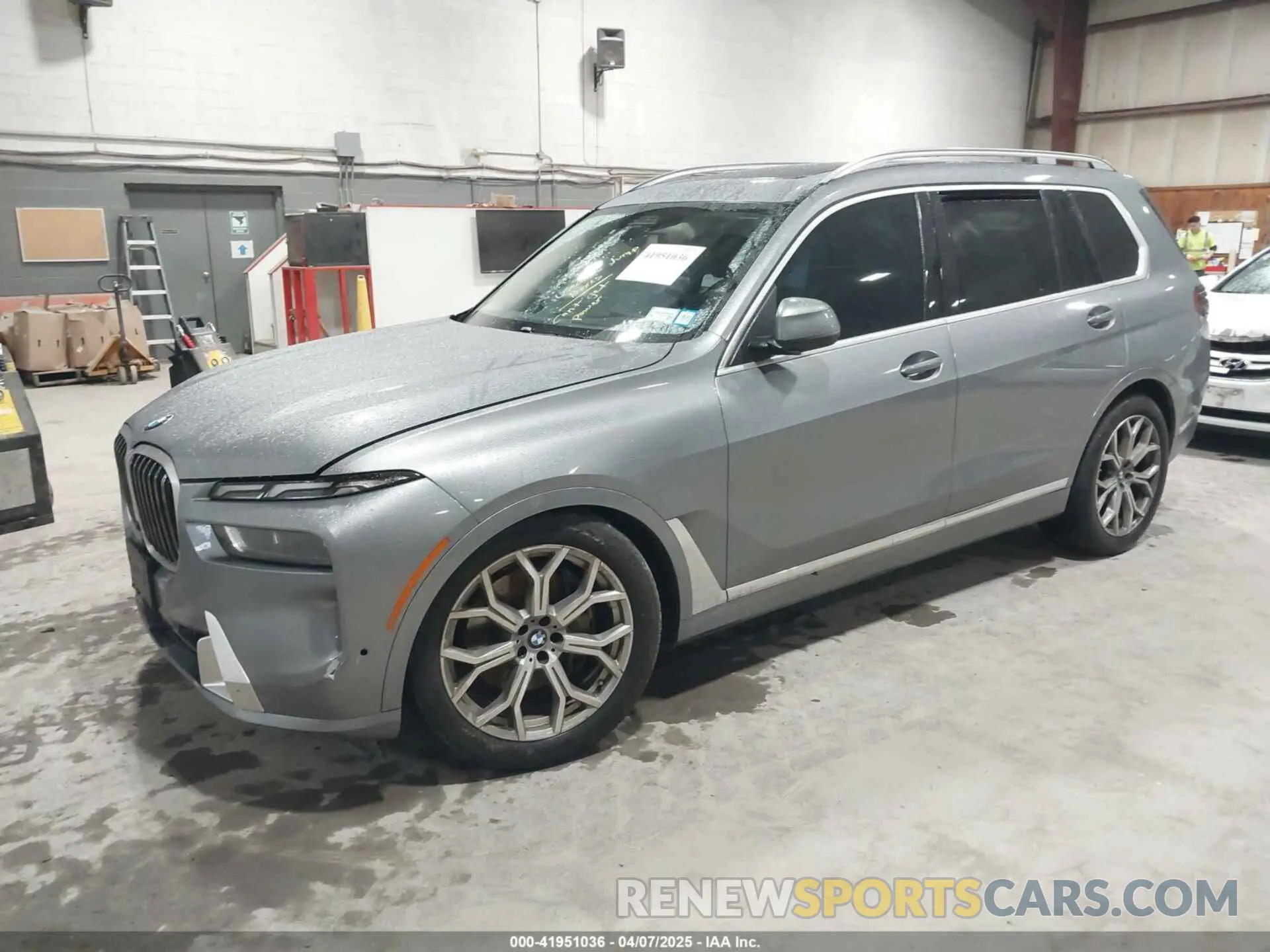 2 Photograph of a damaged car 5UX23EM06P9R39875 BMW X7 2023