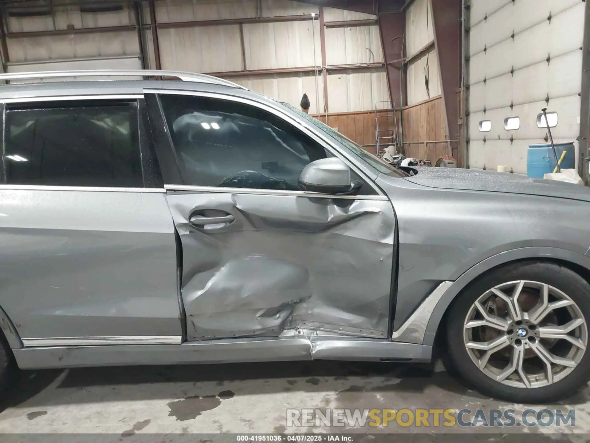 6 Photograph of a damaged car 5UX23EM06P9R39875 BMW X7 2023