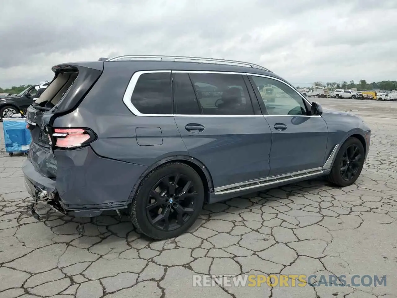 3 Photograph of a damaged car 5UX23EM08P9N85017 BMW X7 2023