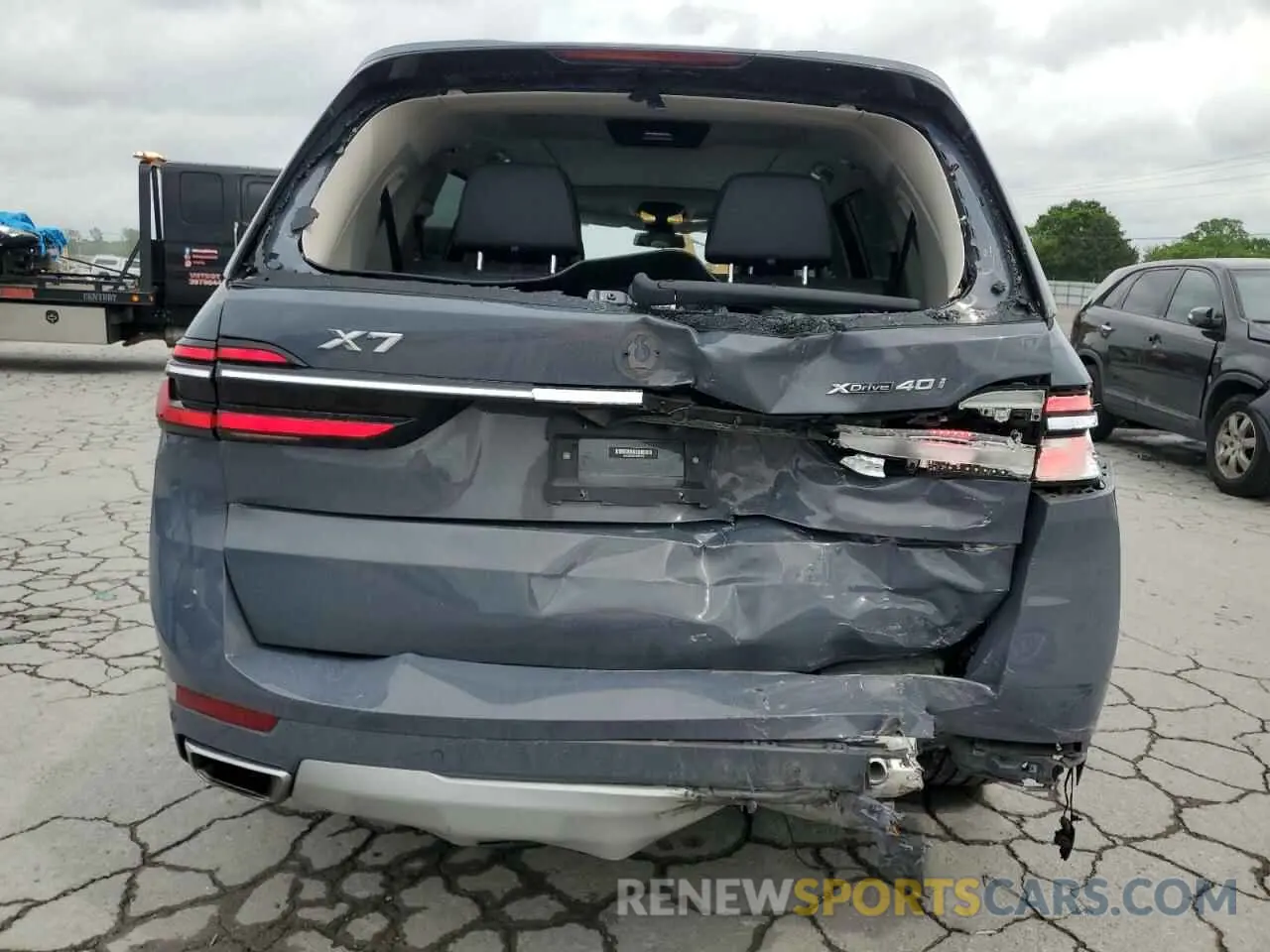 6 Photograph of a damaged car 5UX23EM08P9N85017 BMW X7 2023