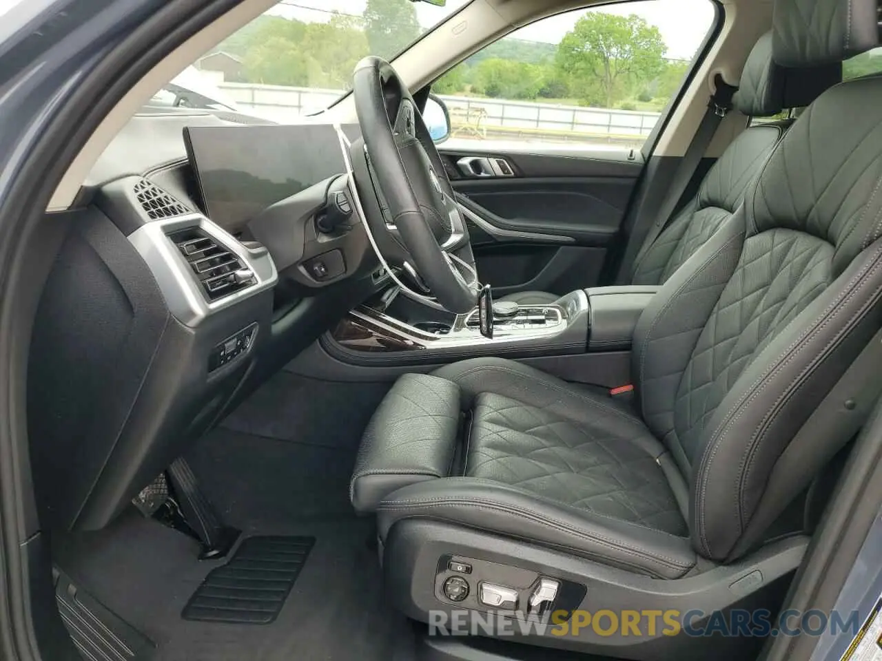 7 Photograph of a damaged car 5UX23EM08P9N85017 BMW X7 2023