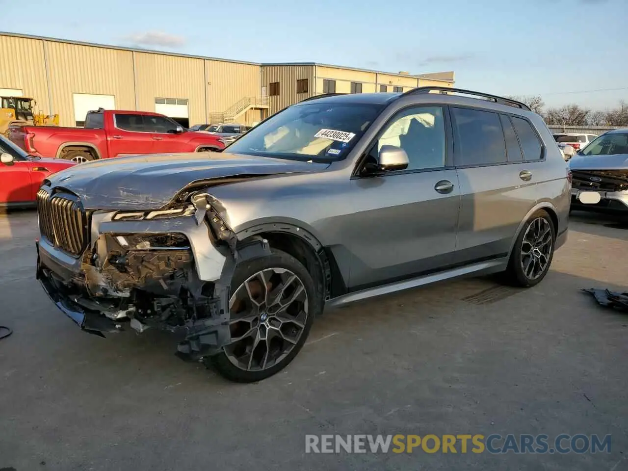 1 Фотография поврежденного автомобиля 5UX23EM00R9S28952 BMW X7 2024